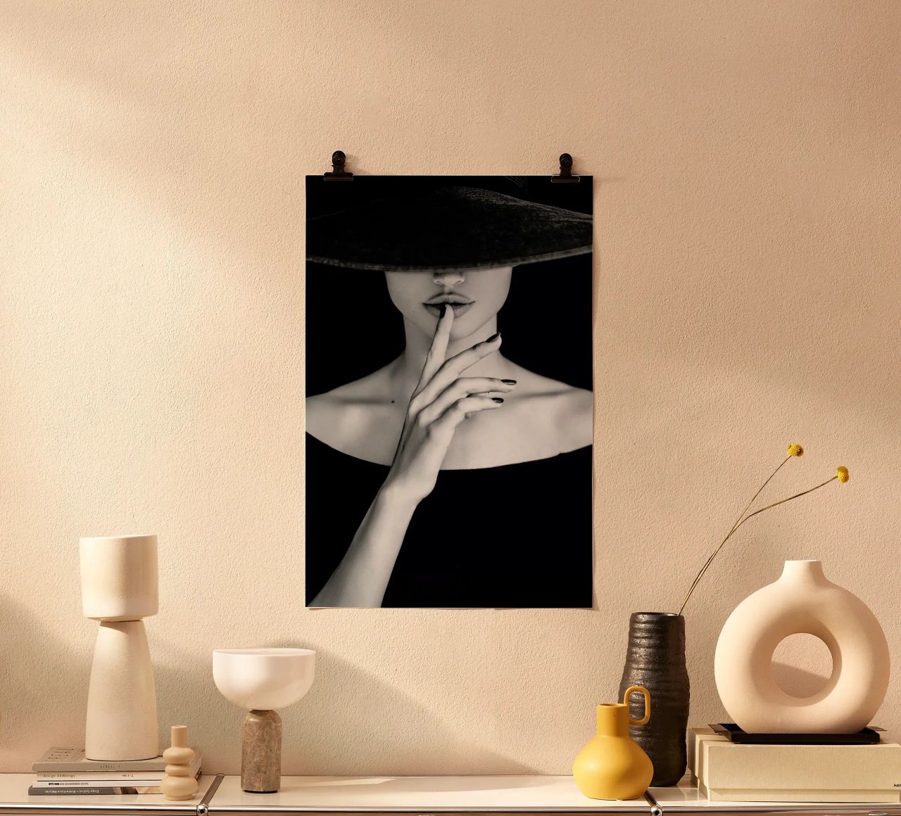 Shh poster de Runway Collective