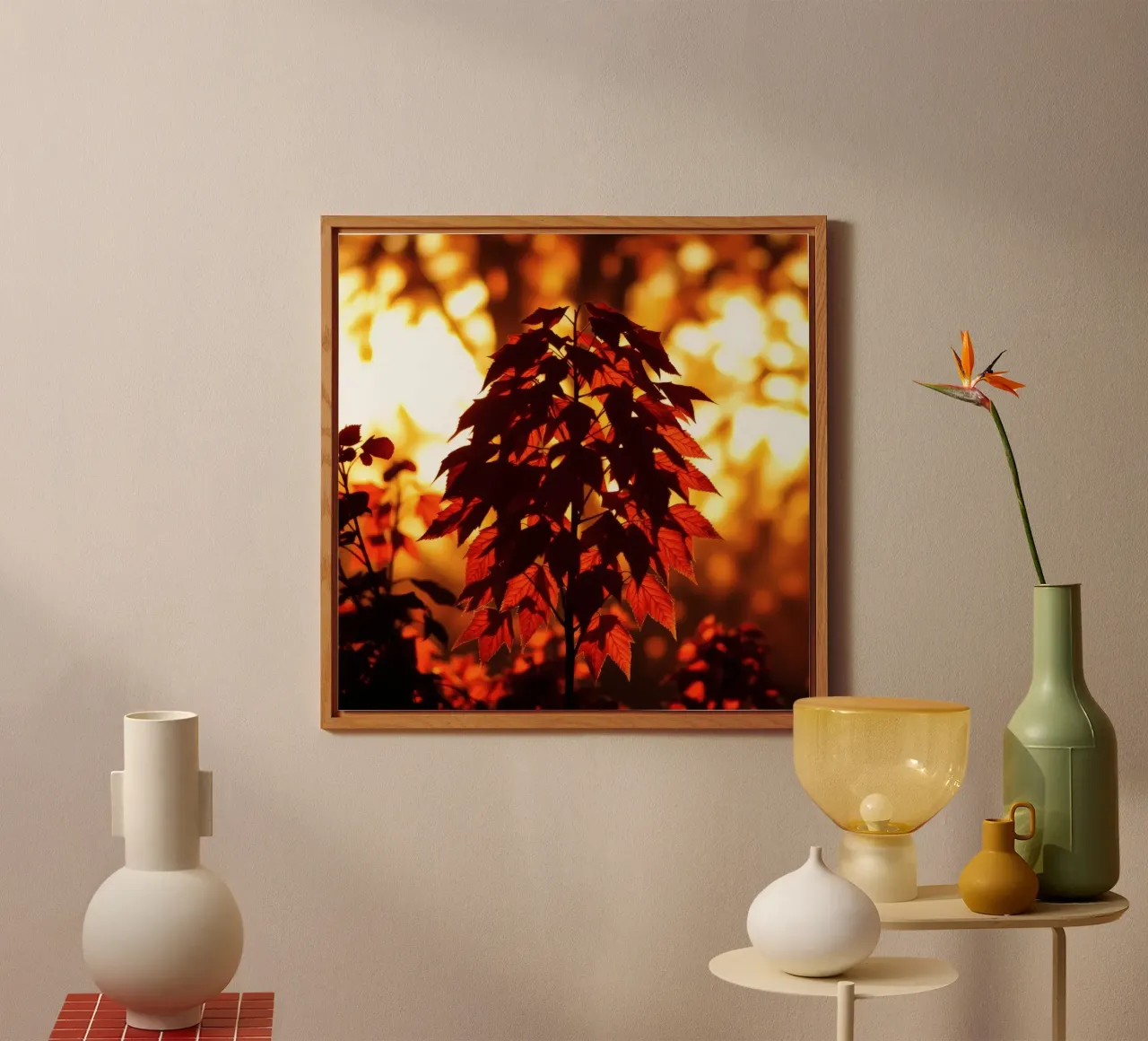 Silhouette di foglie autunnali contro un tramonto luminoso alluminio dibond da DesignDoodle