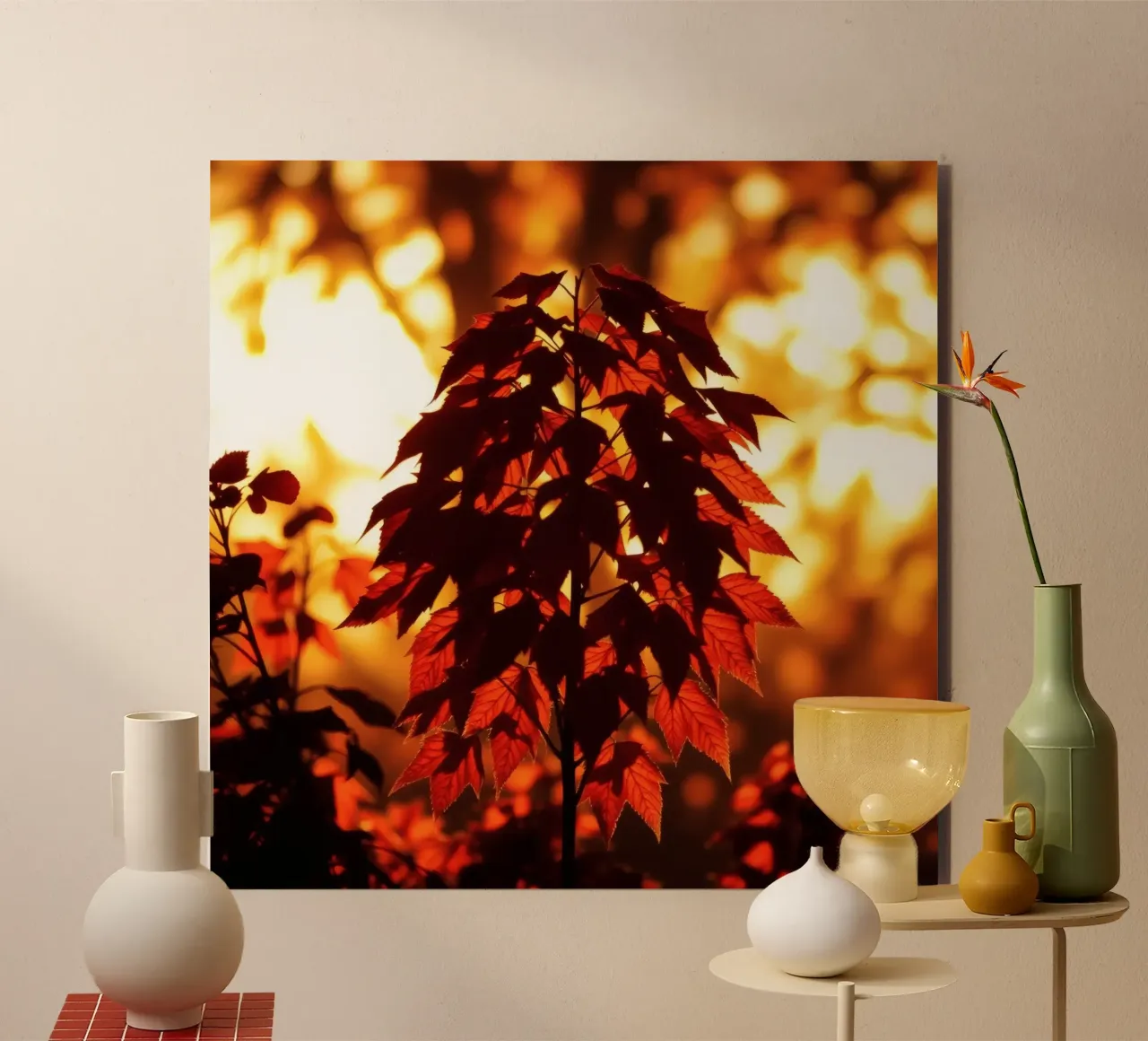 Silhouette di foglie autunnali contro un tramonto luminoso alluminio dibond da DesignDoodle