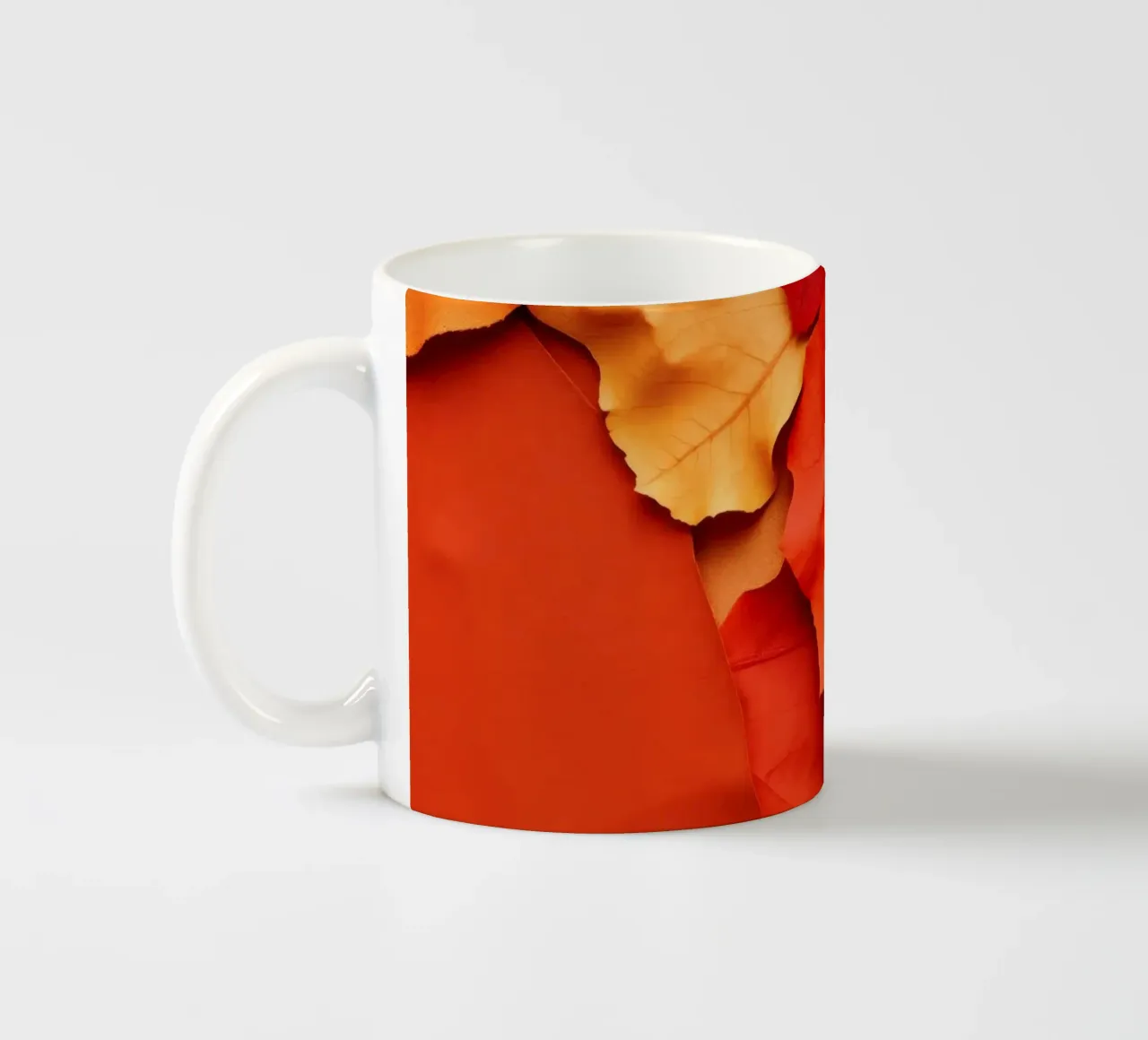 foglie autunnali e chicchi di caffè disposti in modo splendido tazza in ceramica da DesignDoodle