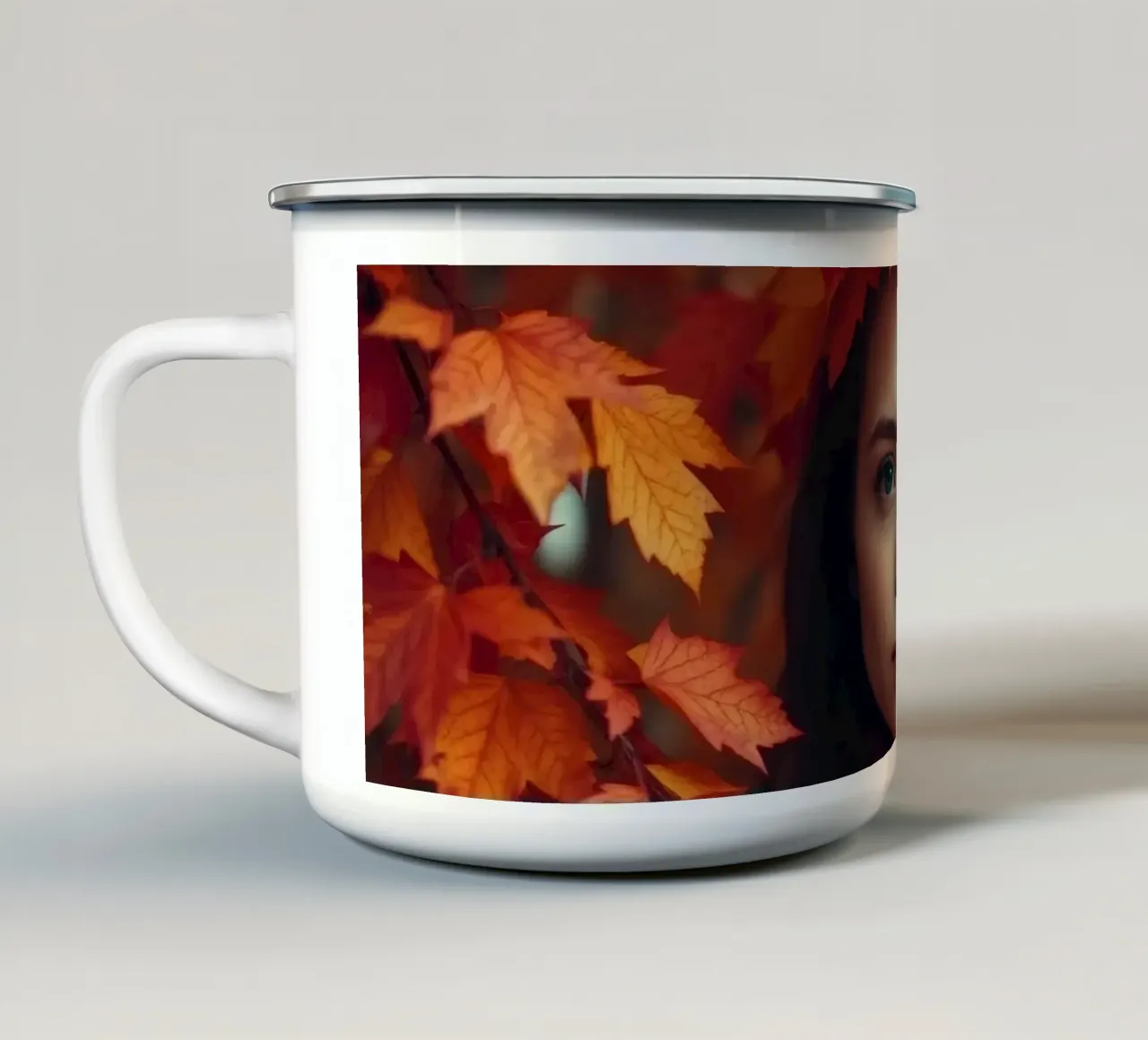 Giovane donna con i capelli lunghi circondata da foglie d'autunno tazza in smalto da DesignDoodle