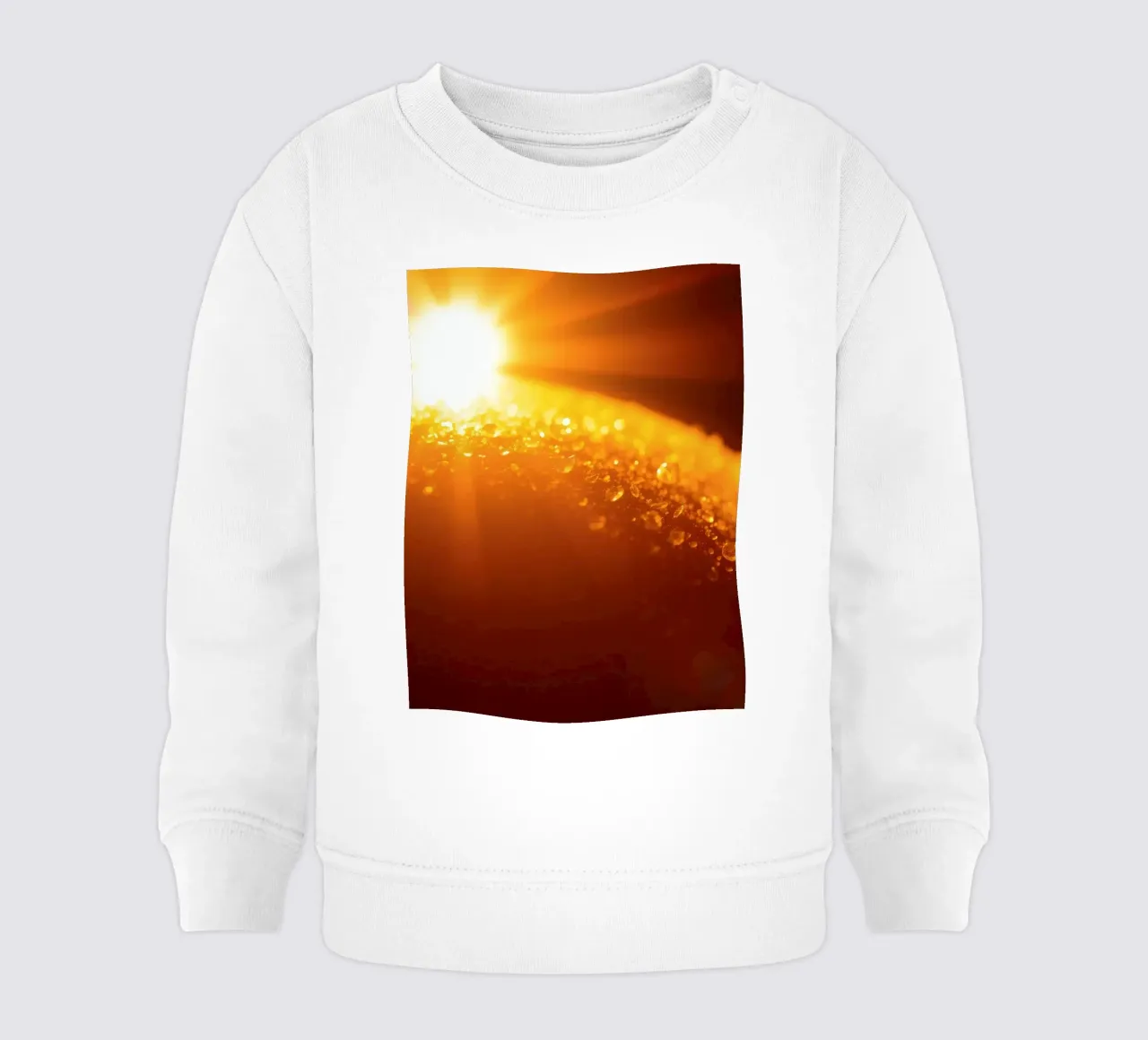 All'alba, la luce del sole brilla su una superficie bagnata dalla rugiada, creando un'atmosfera calda. felpa neonato da DesignDoodle
