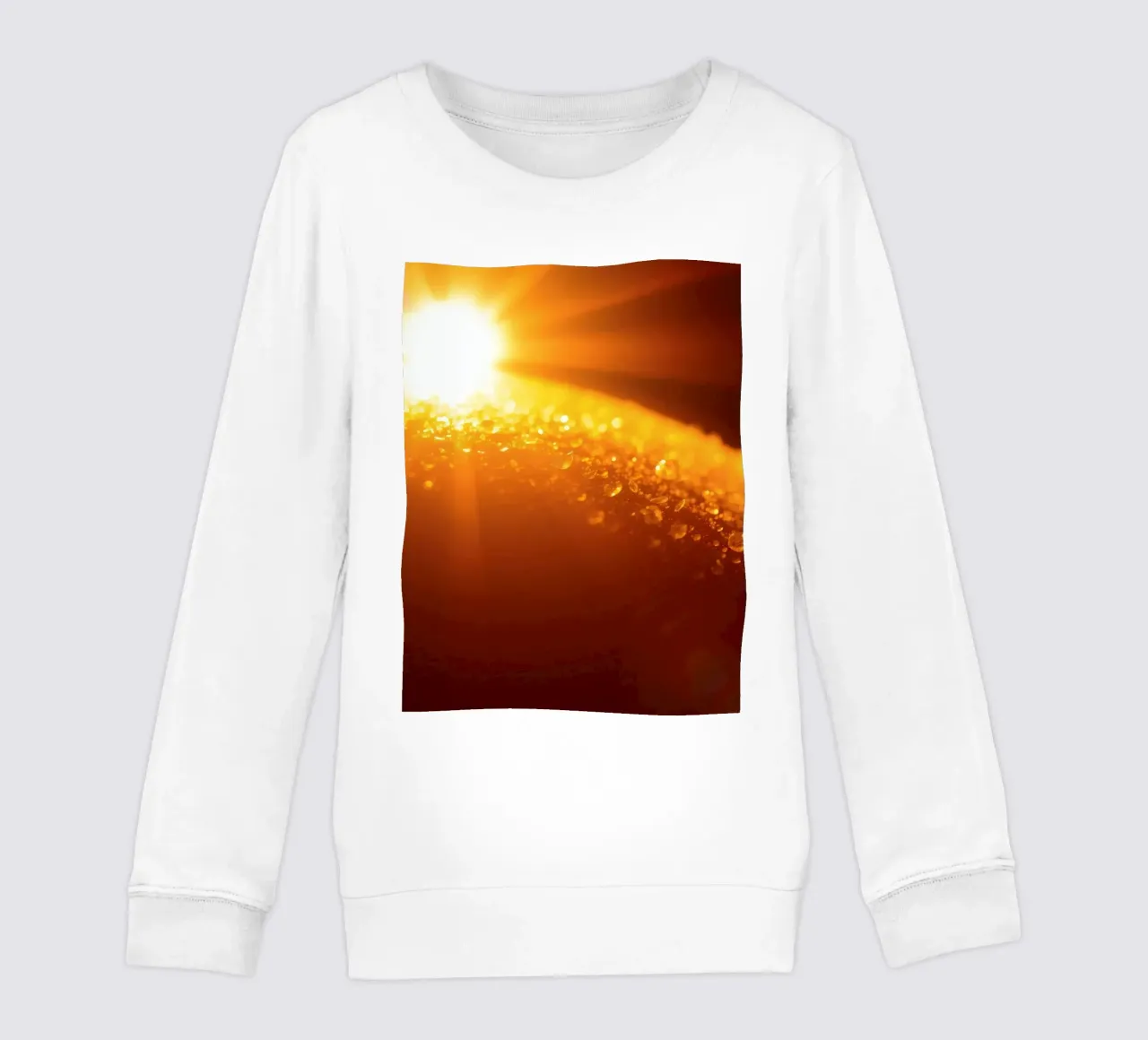 Les rayons du soleil scintillent sur une surface humide à l'aube, créant une atmosphère chaleureuse. sweat enfant de DesignDoodle