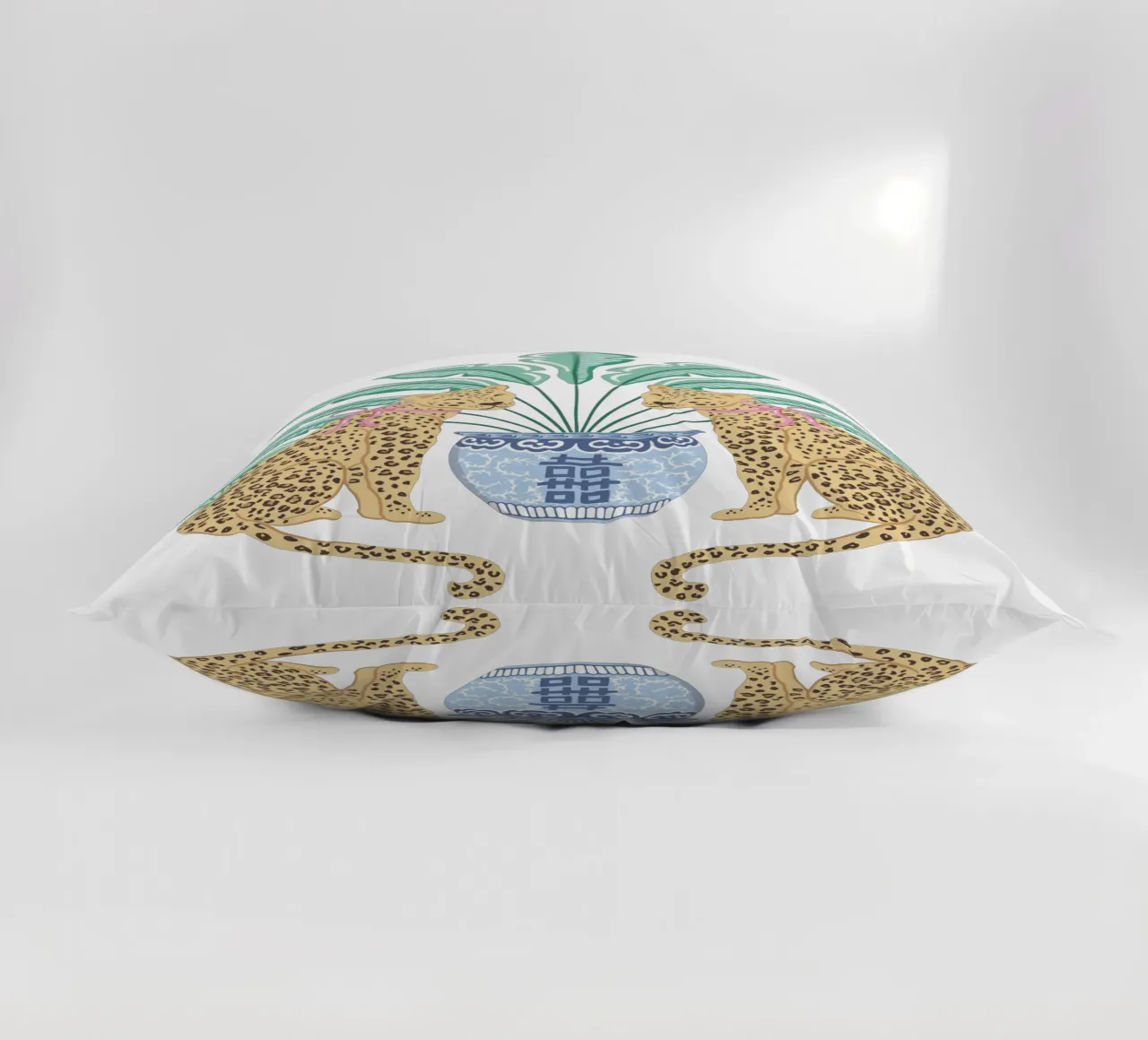 Leopards and ginger jar cuscino da Vivdesign
