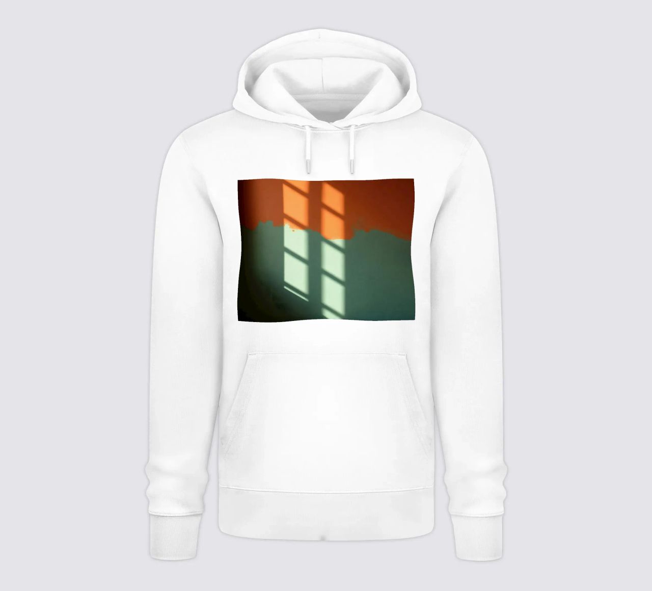 Gioco di luci e ombre su una parete colorata in una stanza illuminata dal sole. felpa con cappuccio da DesignDoodle