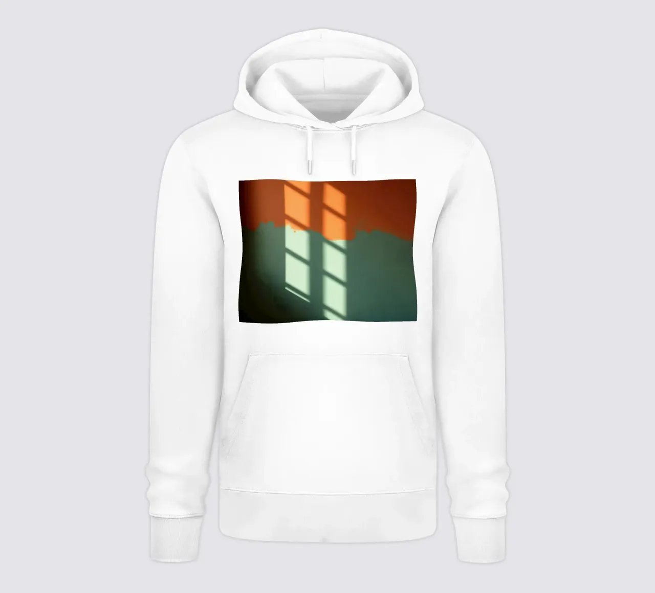 Gioco di luci e ombre su una parete colorata in una stanza illuminata dal sole. felpa con cappuccio da DesignDoodle