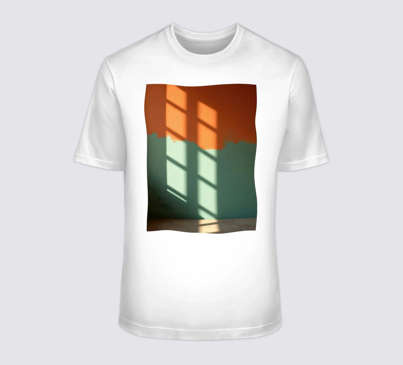 Gioco di luci e ombre su una parete colorata in una stanza illuminata dal sole. t-shirt da DesignDoodle