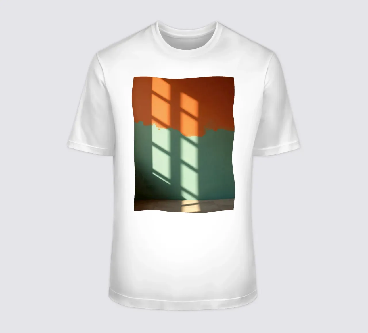Gioco di luci e ombre su una parete colorata in una stanza illuminata dal sole. t-shirt da DesignDoodle