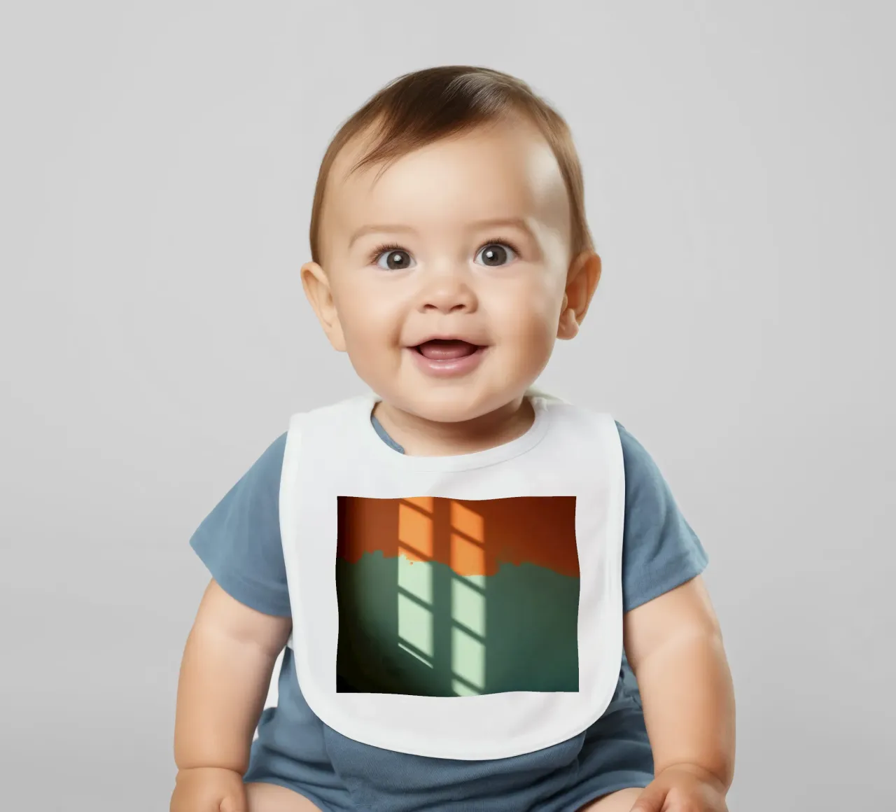 Gioco di luci e ombre su una parete colorata in una stanza illuminata dal sole. bavaglino da DesignDoodle