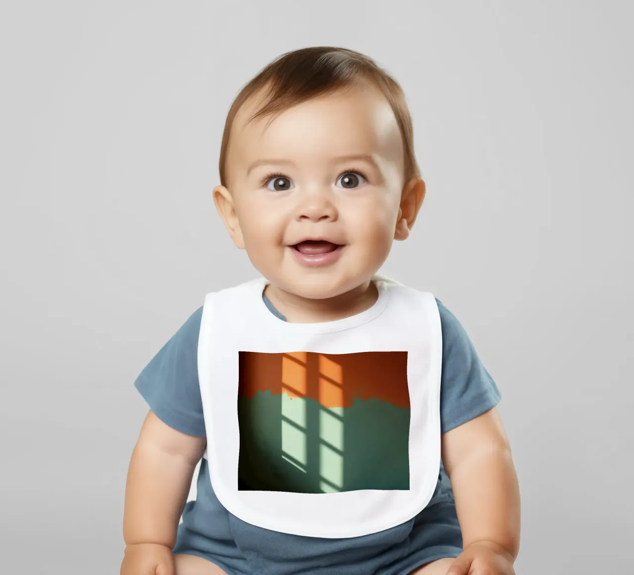 Gioco di luci e ombre su una parete colorata in una stanza illuminata dal sole. bavaglino da DesignDoodle