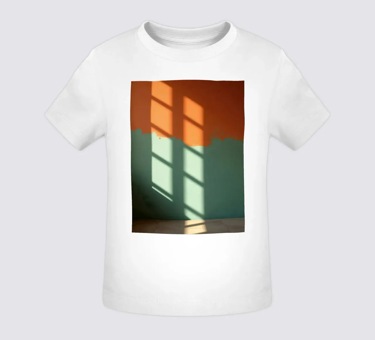 Gioco di luci e ombre su una parete colorata in una stanza illuminata dal sole. maglietta neonato da DesignDoodle