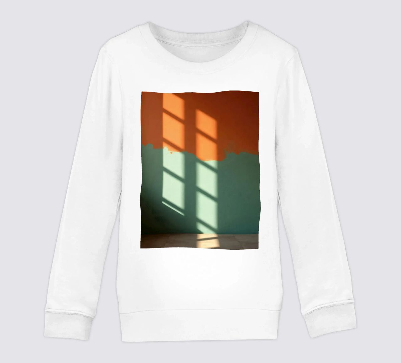 Gioco di luci e ombre su una parete colorata in una stanza illuminata dal sole. felpa bambino da DesignDoodle