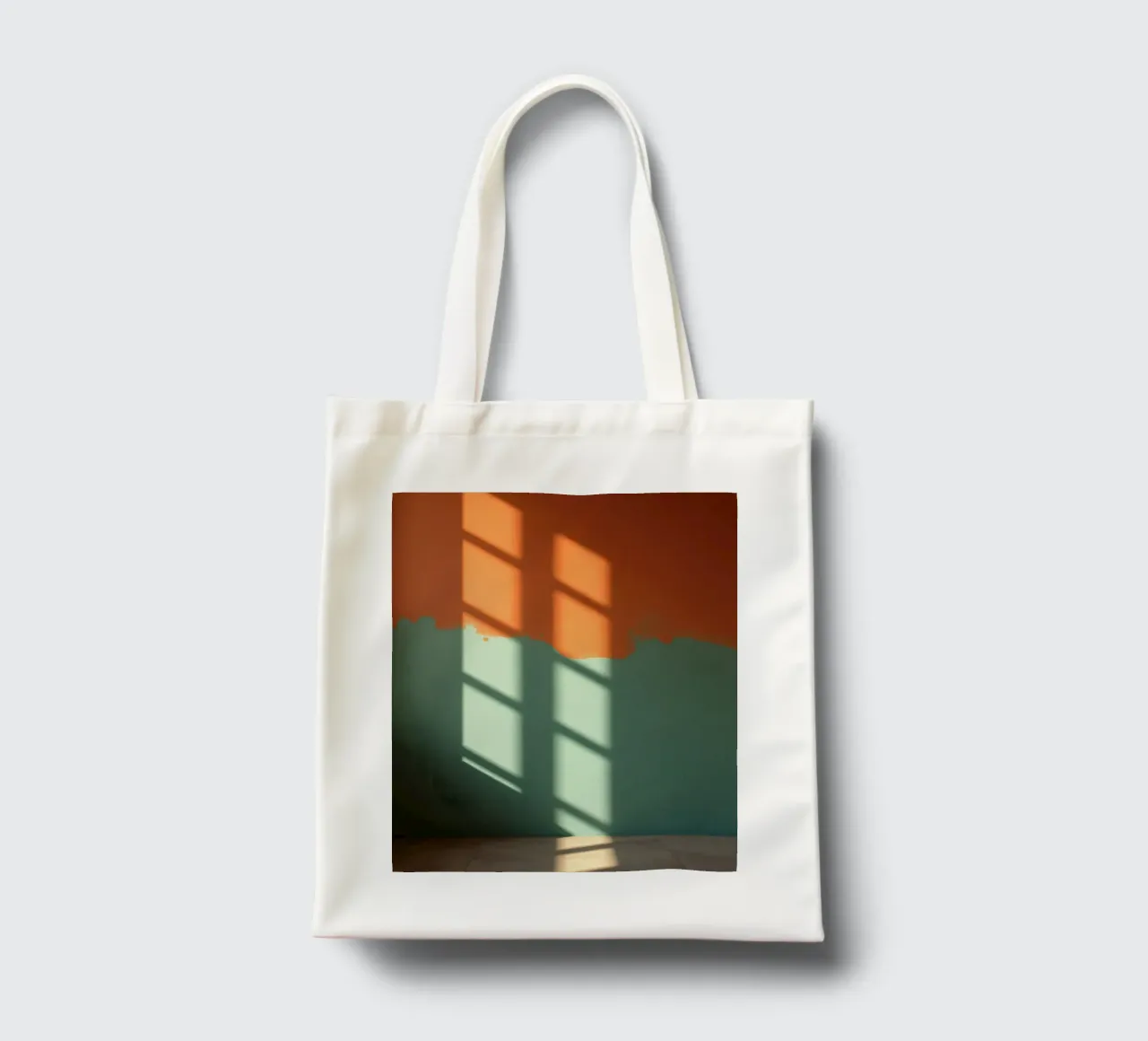 Gioco di luci e ombre su una parete colorata in una stanza illuminata dal sole. borsa in juta da DesignDoodle
