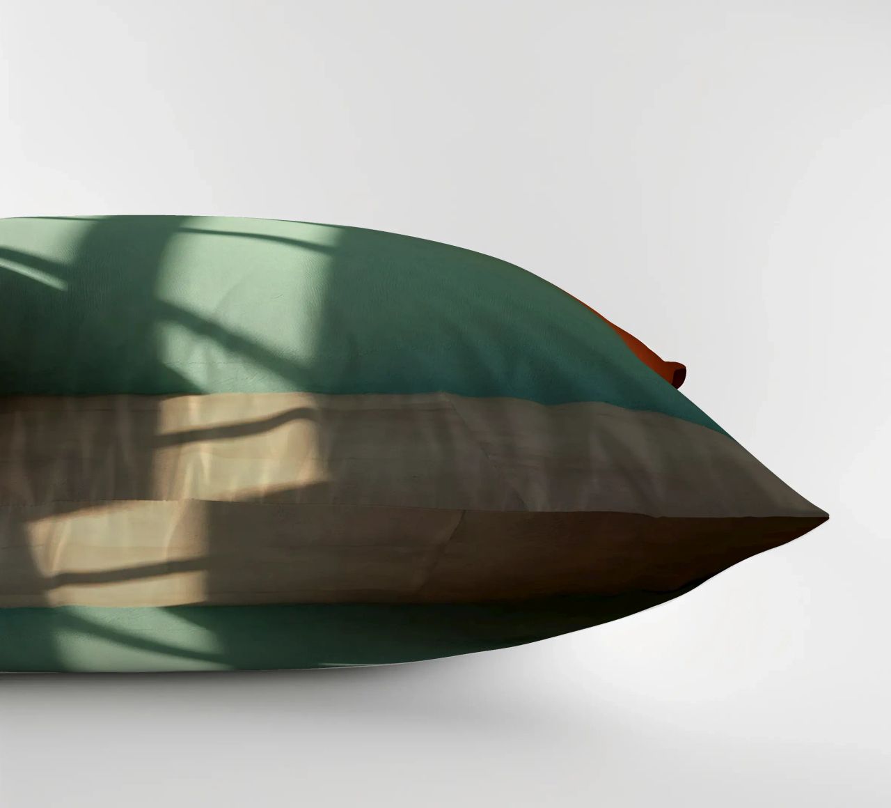 Gioco di luci e ombre su una parete colorata in una stanza illuminata dal sole. cuscino da DesignDoodle
