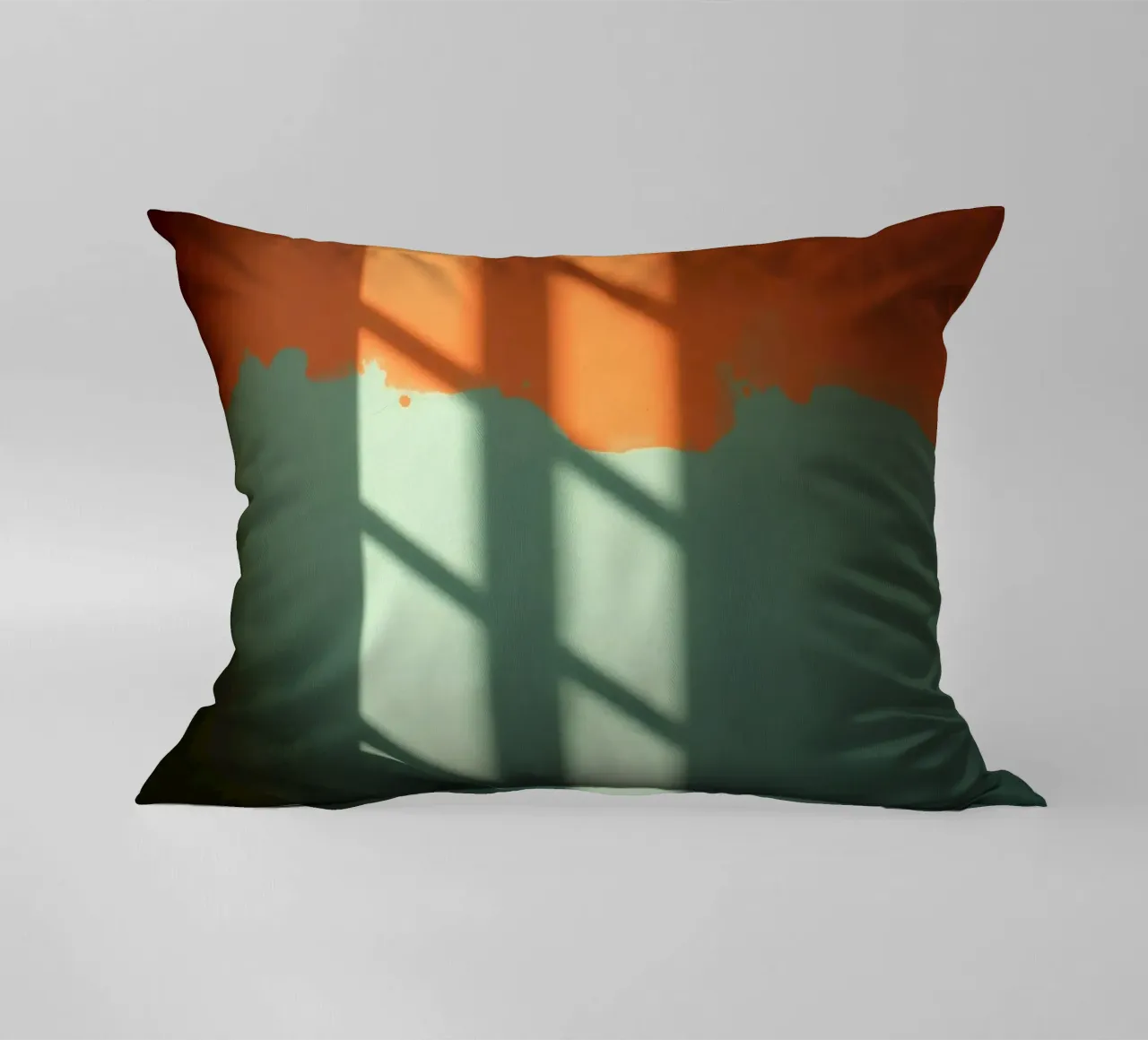 Gioco di luci e ombre su una parete colorata in una stanza illuminata dal sole. cuscino da DesignDoodle