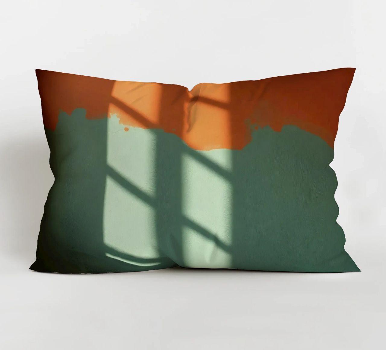 Gioco di luci e ombre su una parete colorata in una stanza illuminata dal sole. cuscino da DesignDoodle