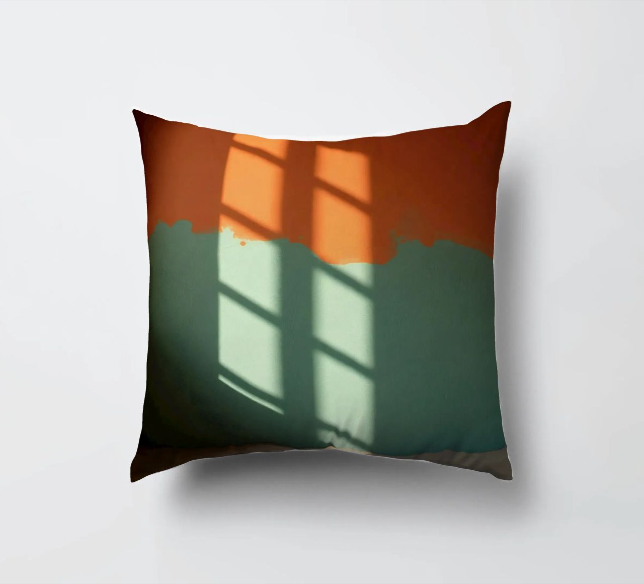 Gioco di luci e ombre su una parete colorata in una stanza illuminata dal sole. cuscino da DesignDoodle