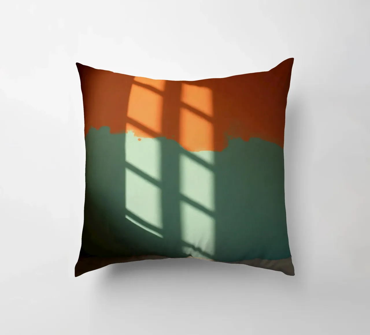 Gioco di luci e ombre su una parete colorata in una stanza illuminata dal sole. cuscino da DesignDoodle