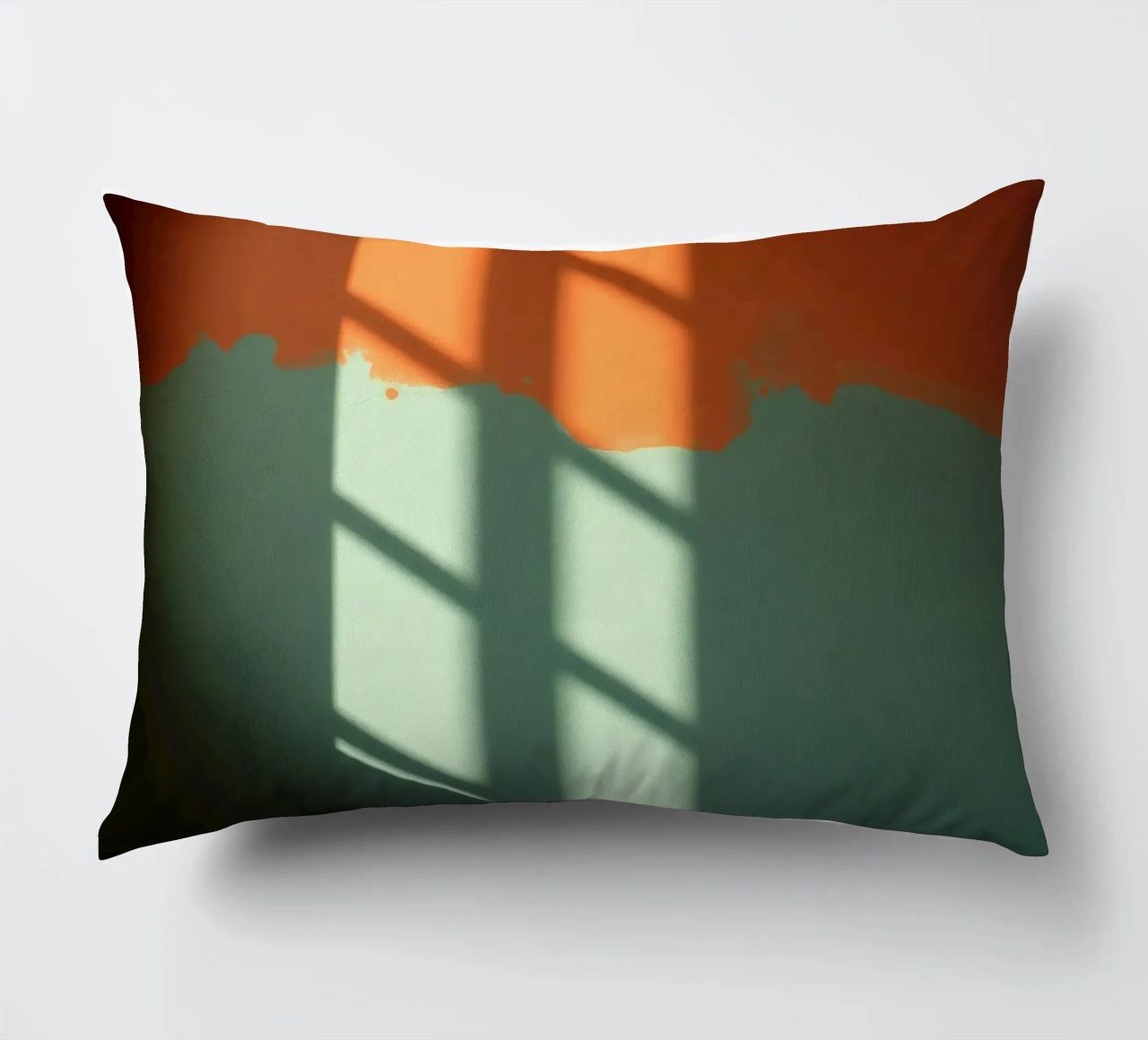 Gioco di luci e ombre su una parete colorata in una stanza illuminata dal sole. cuscino da DesignDoodle