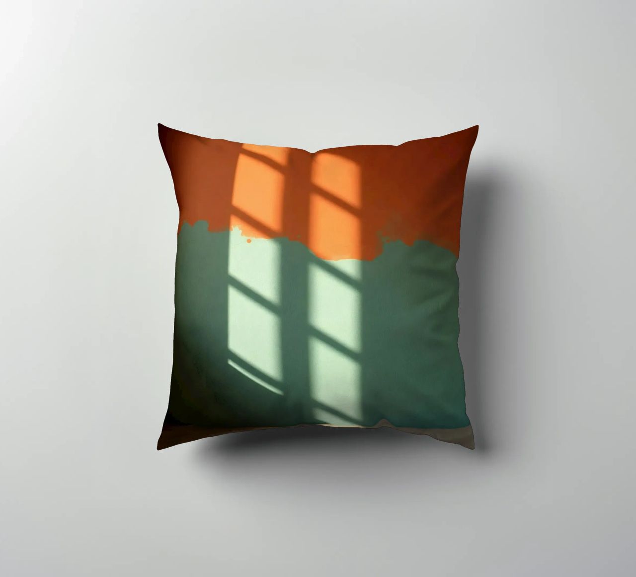 Gioco di luci e ombre su una parete colorata in una stanza illuminata dal sole. cuscino da DesignDoodle
