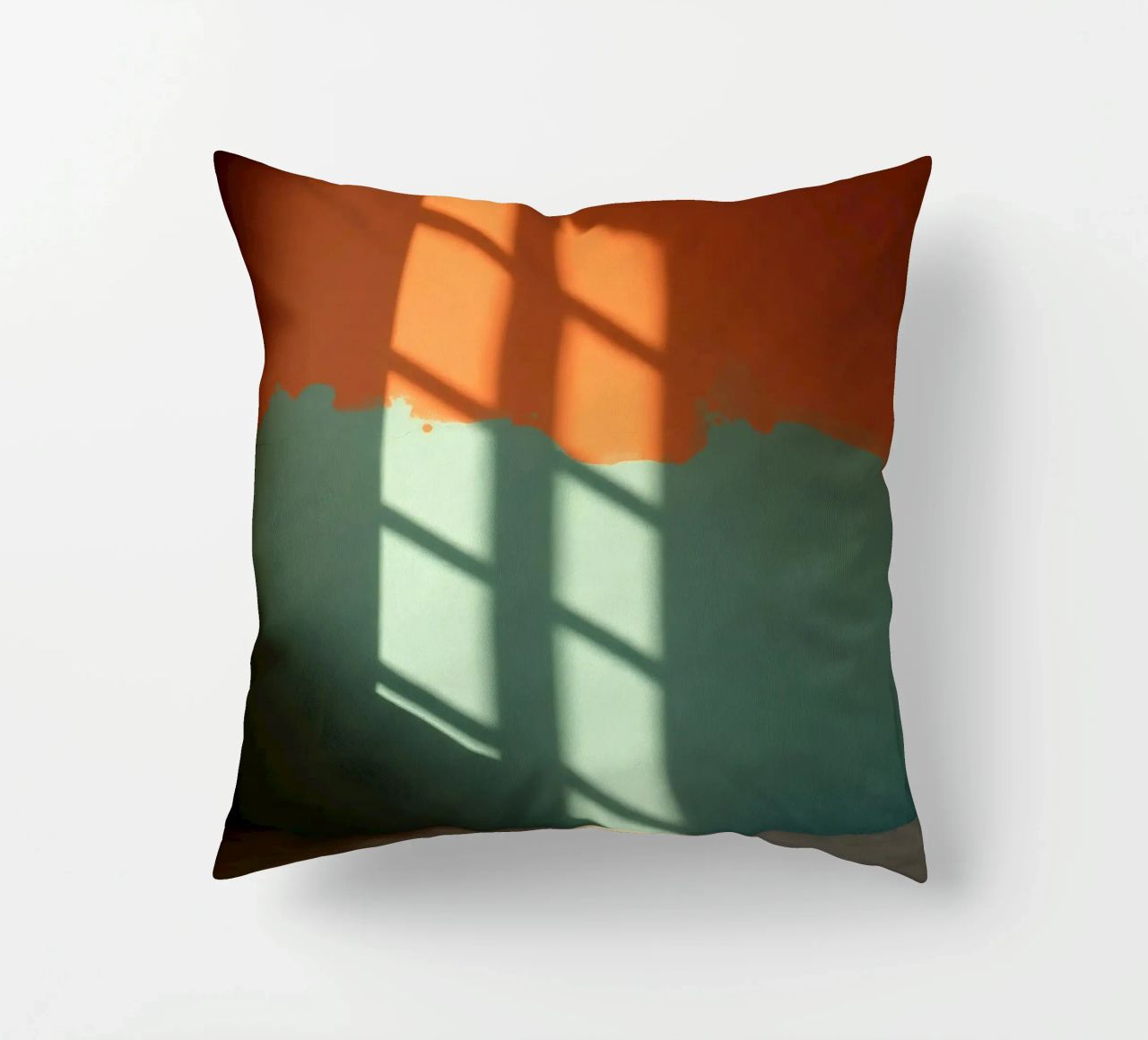 Gioco di luci e ombre su una parete colorata in una stanza illuminata dal sole. cuscino da DesignDoodle