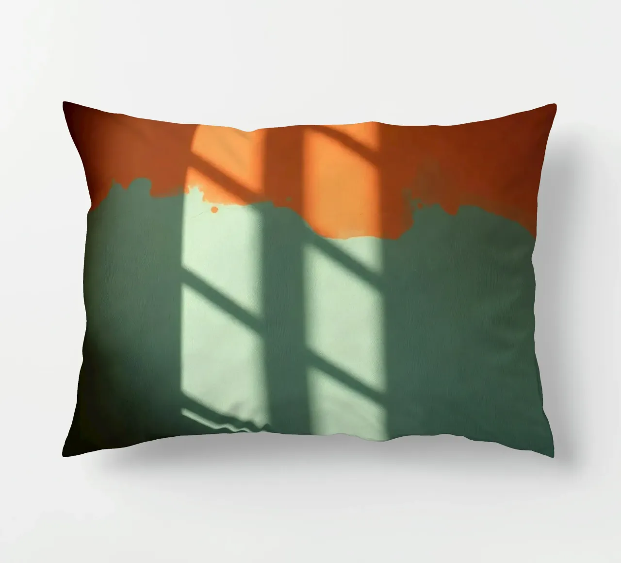 Gioco di luci e ombre su una parete colorata in una stanza illuminata dal sole. cuscino da DesignDoodle
