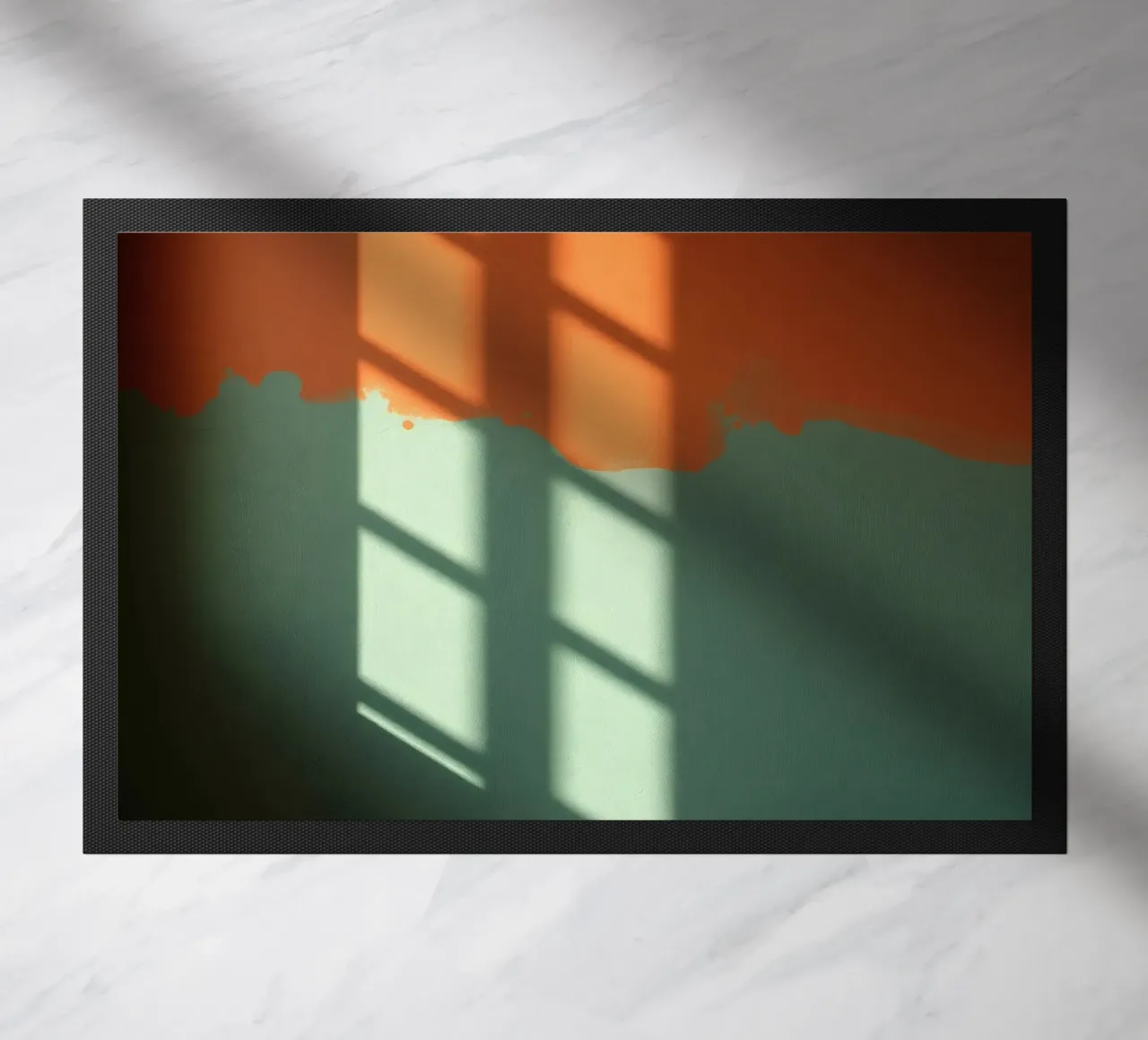Gioco di luci e ombre su una parete colorata in una stanza illuminata dal sole. zerbino da DesignDoodle
