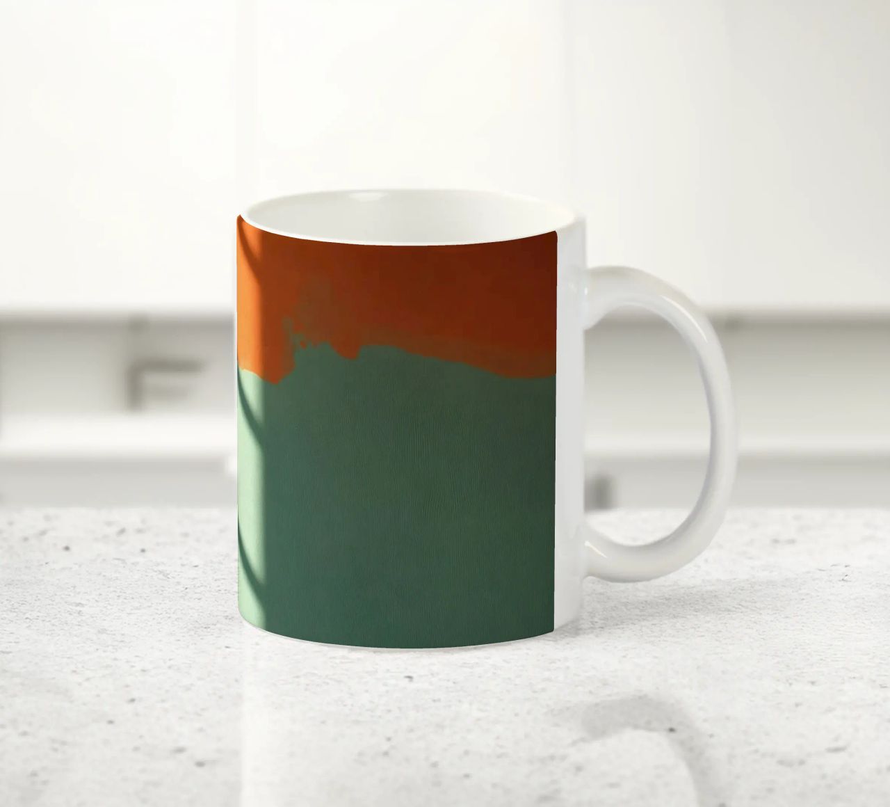 Gioco di luci e ombre su una parete colorata in una stanza illuminata dal sole. tazza in ceramica da DesignDoodle