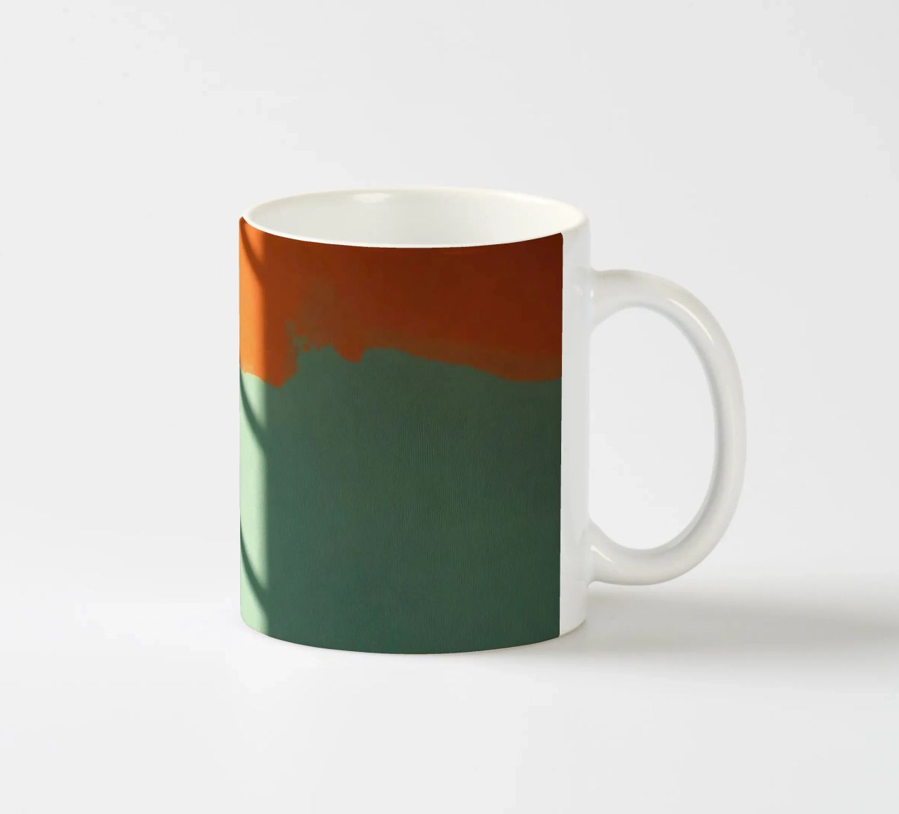 Gioco di luci e ombre su una parete colorata in una stanza illuminata dal sole. tazza in ceramica da DesignDoodle