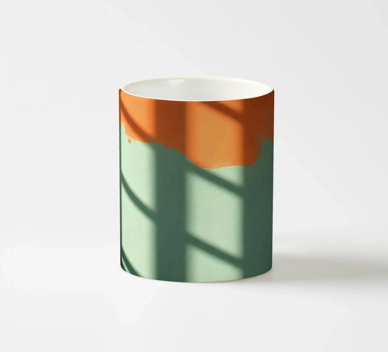 Gioco di luci e ombre su una parete colorata in una stanza illuminata dal sole. tazza in ceramica da DesignDoodle