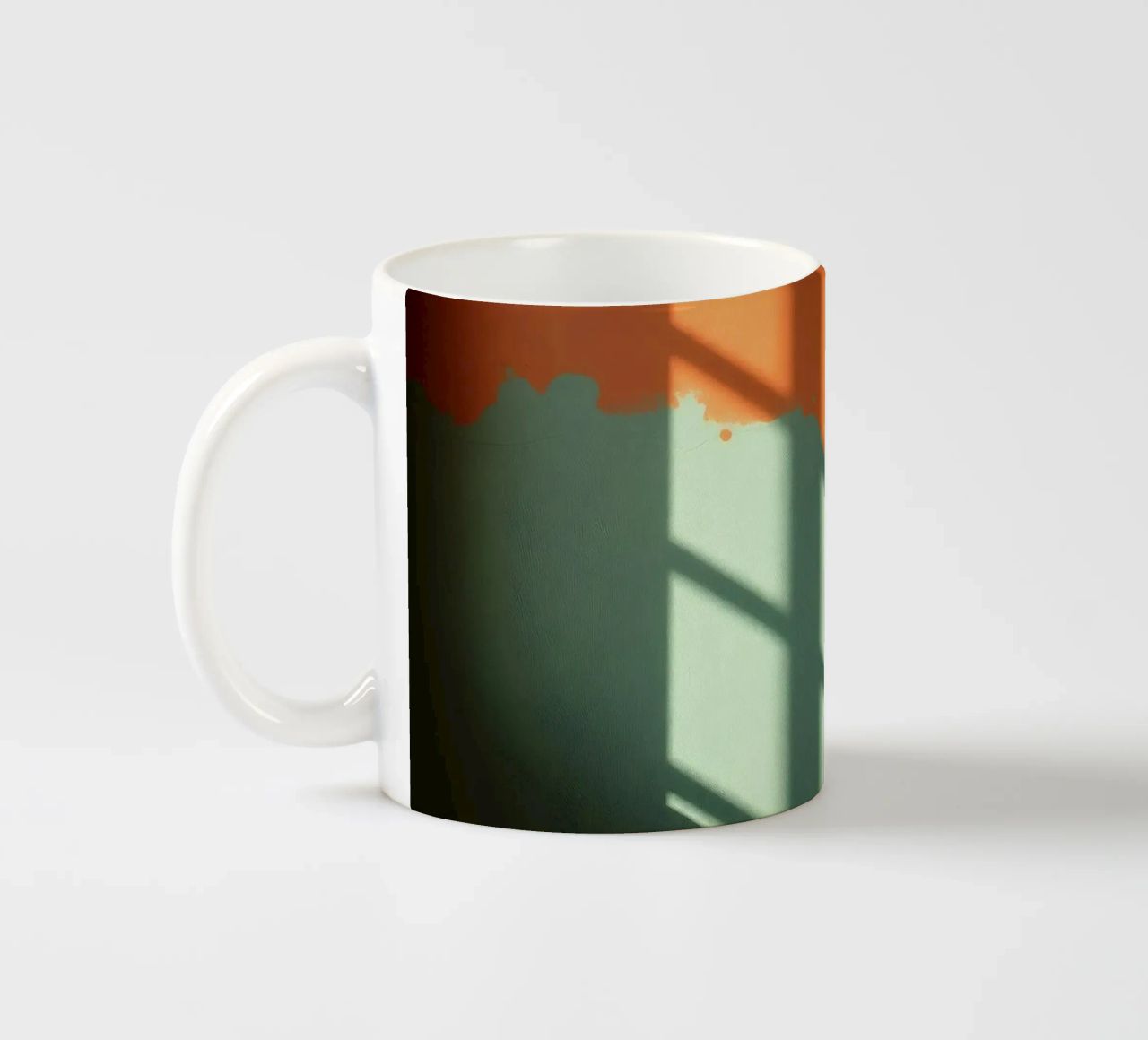 Gioco di luci e ombre su una parete colorata in una stanza illuminata dal sole. tazza in ceramica da DesignDoodle