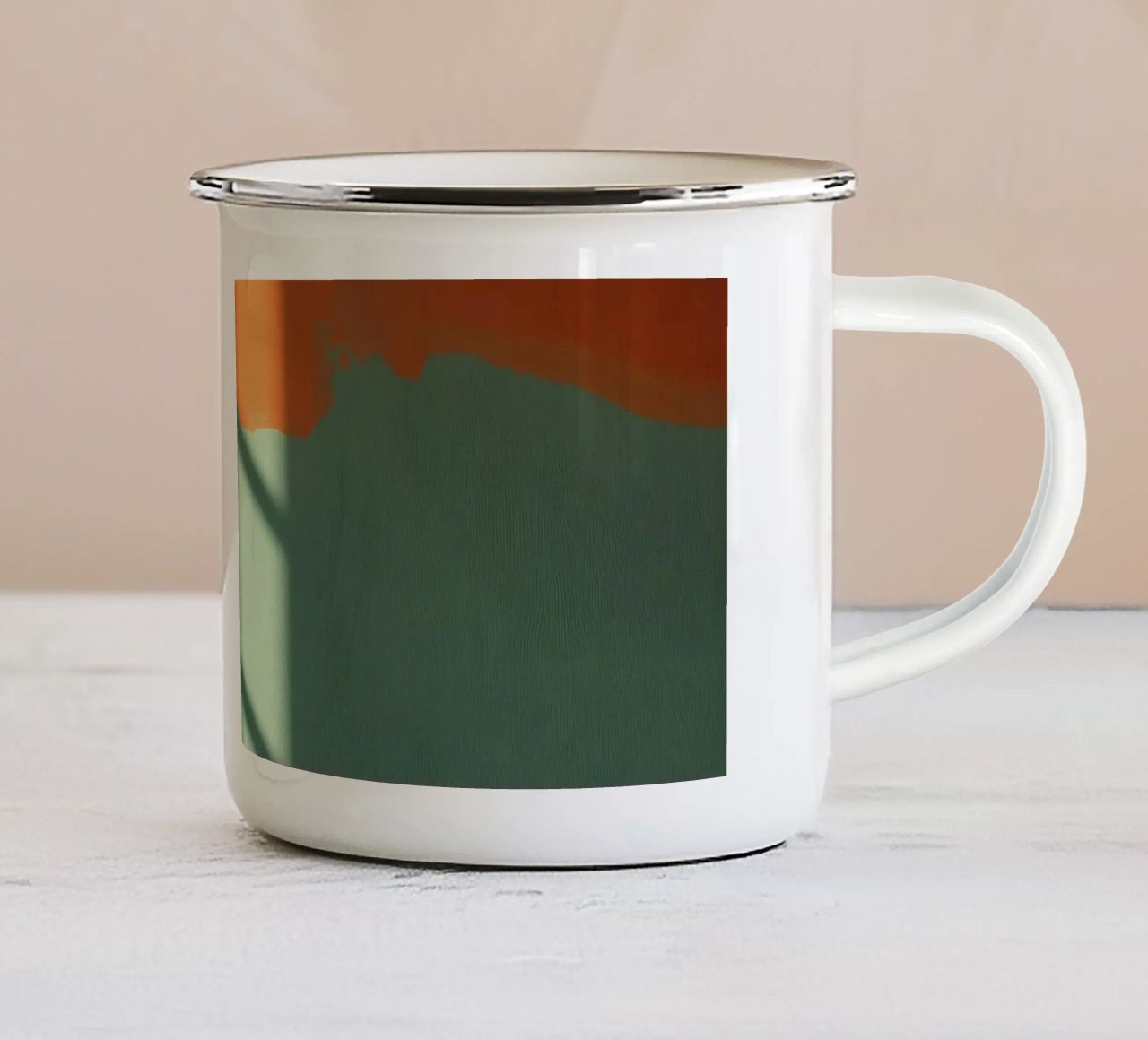 Gioco di luci e ombre su una parete colorata in una stanza illuminata dal sole. tazza in smalto da DesignDoodle