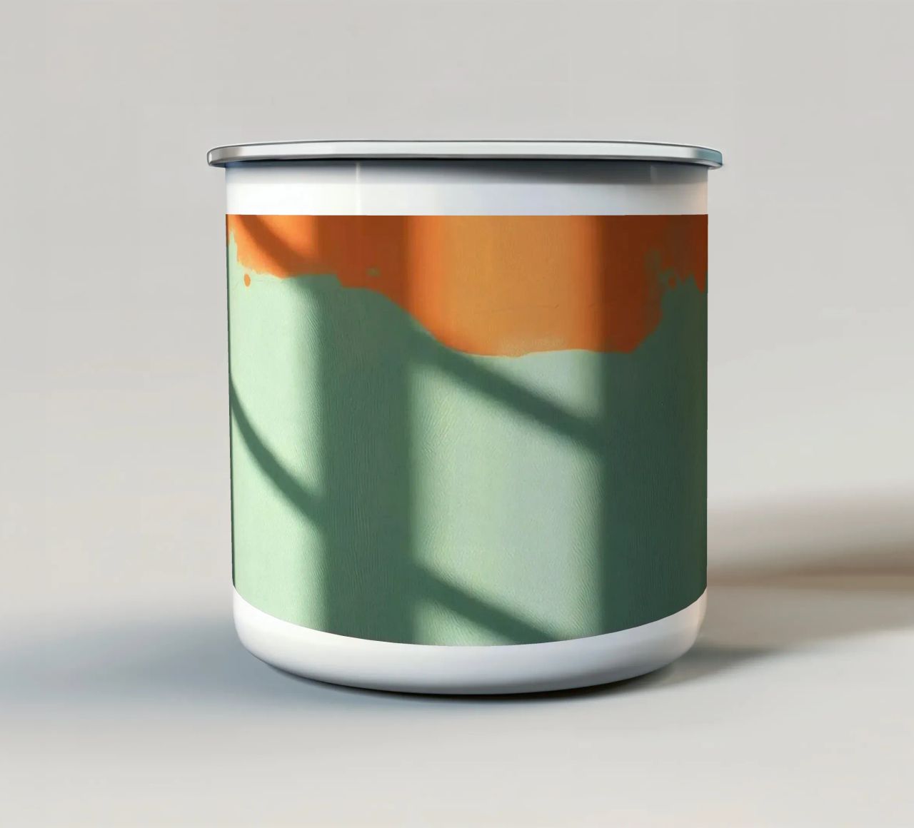 Gioco di luci e ombre su una parete colorata in una stanza illuminata dal sole. tazza in smalto da DesignDoodle