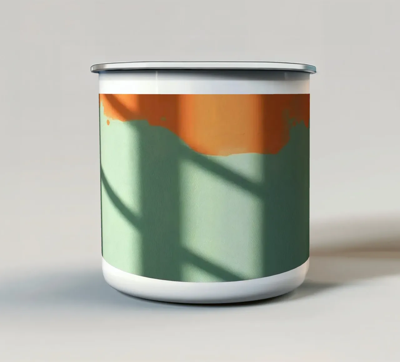 Licht en schaduw spelen op kleurrijke muur in een zonovergoten emaille mok van DesignDoodle