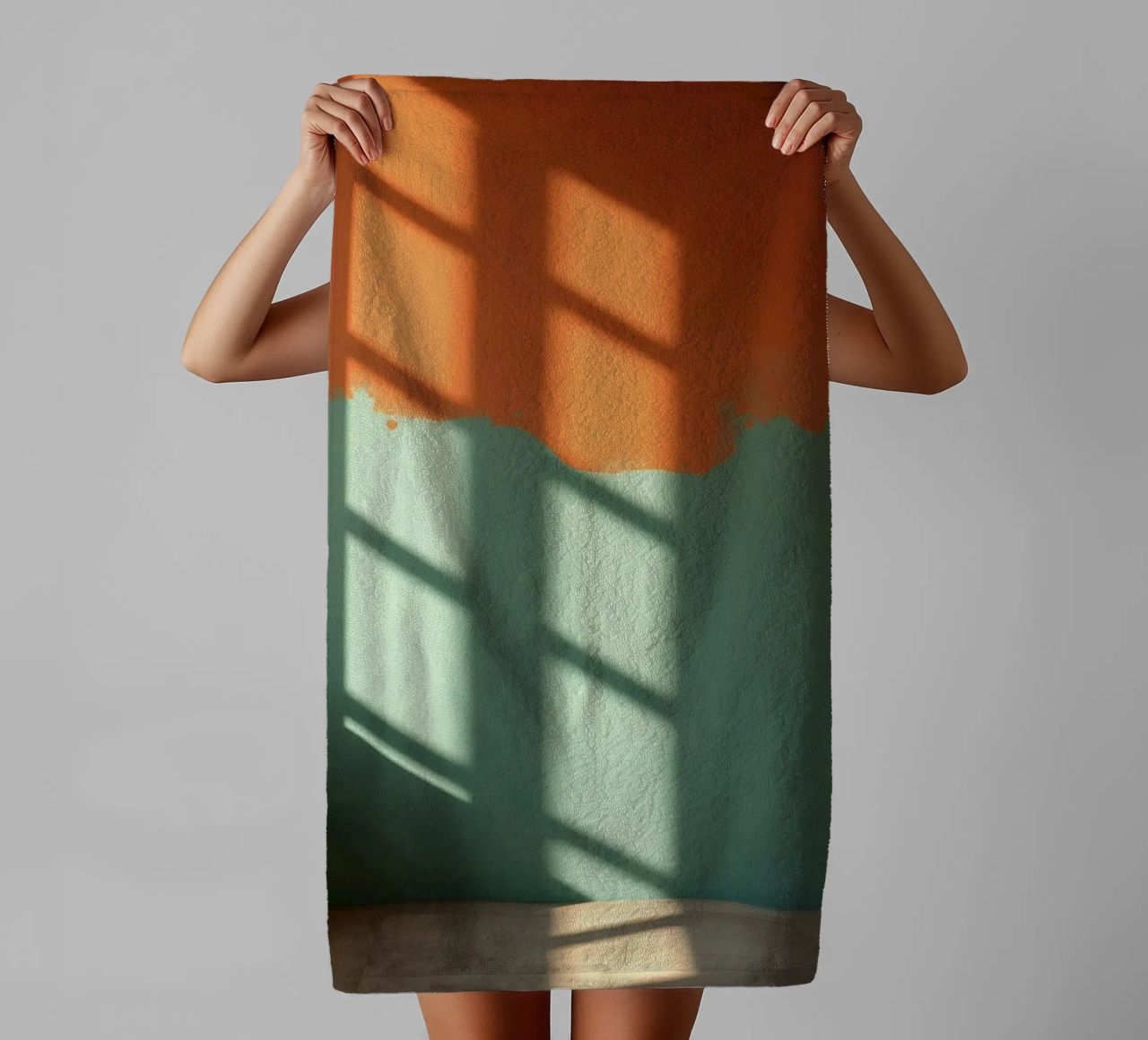 Gioco di luci e ombre su una parete colorata in una stanza illuminata dal sole. asciugamano da bagno da DesignDoodle