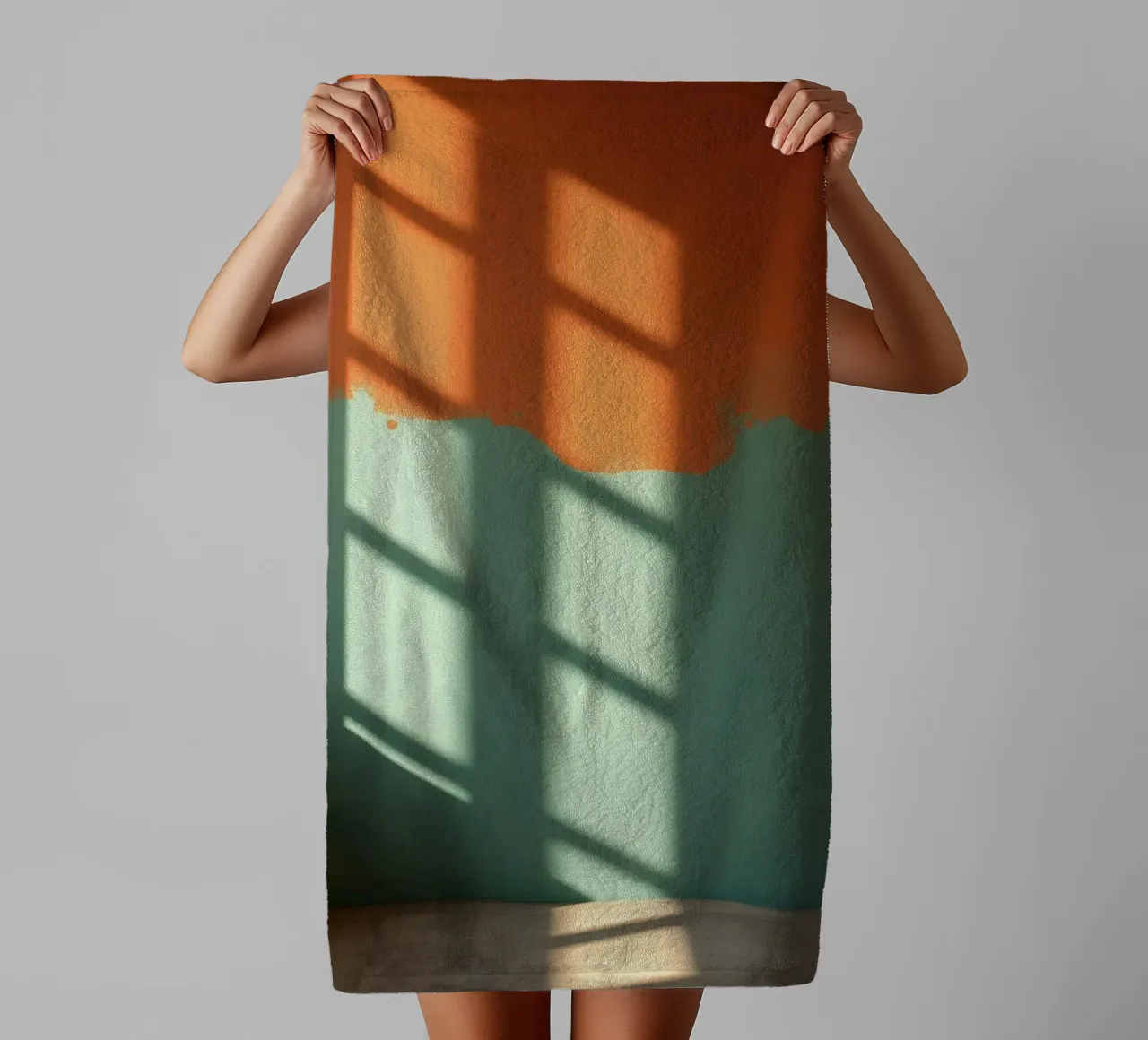 Jeux d'ombre et de lumière sur un mur coloré dans une pièce ensoleillée serviette de bain de DesignDoodle