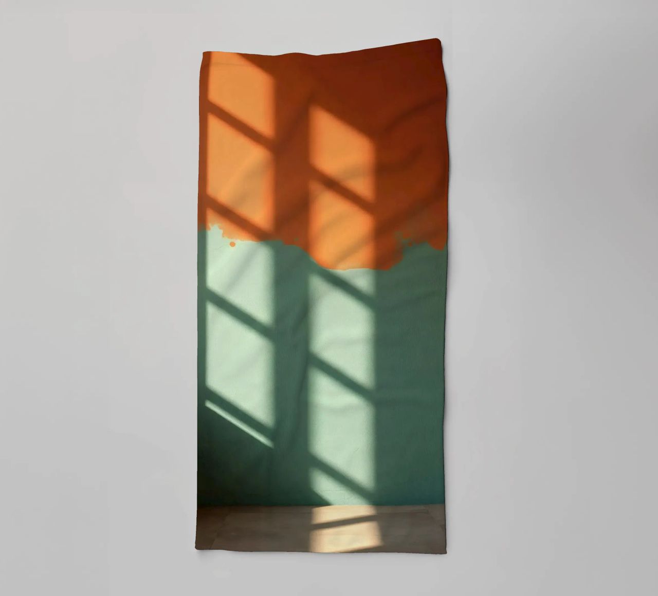 Gioco di luci e ombre su una parete colorata in una stanza illuminata dal sole. asciugamano da bagno da DesignDoodle