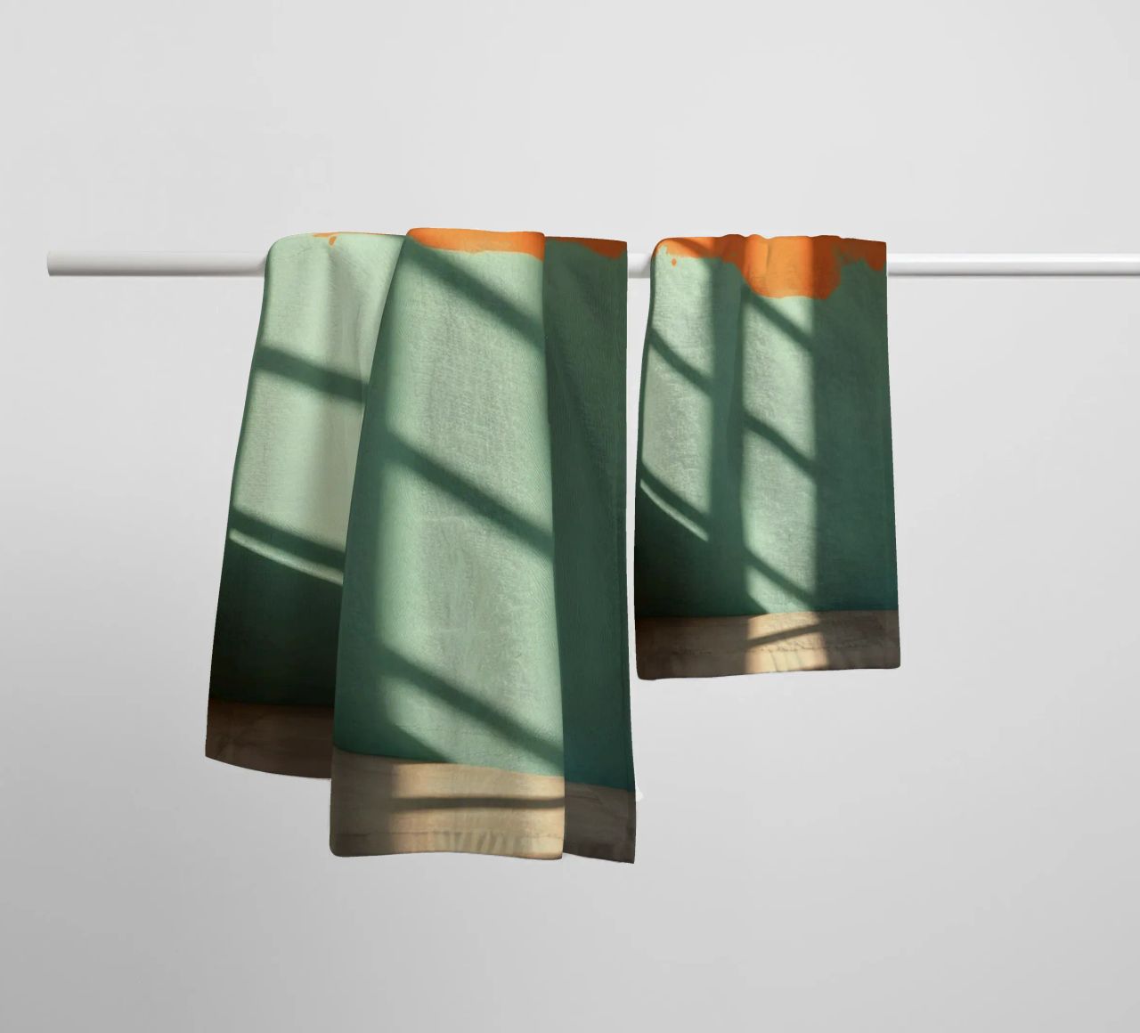 Gioco di luci e ombre su una parete colorata in una stanza illuminata dal sole. asciugamano da bagno da DesignDoodle