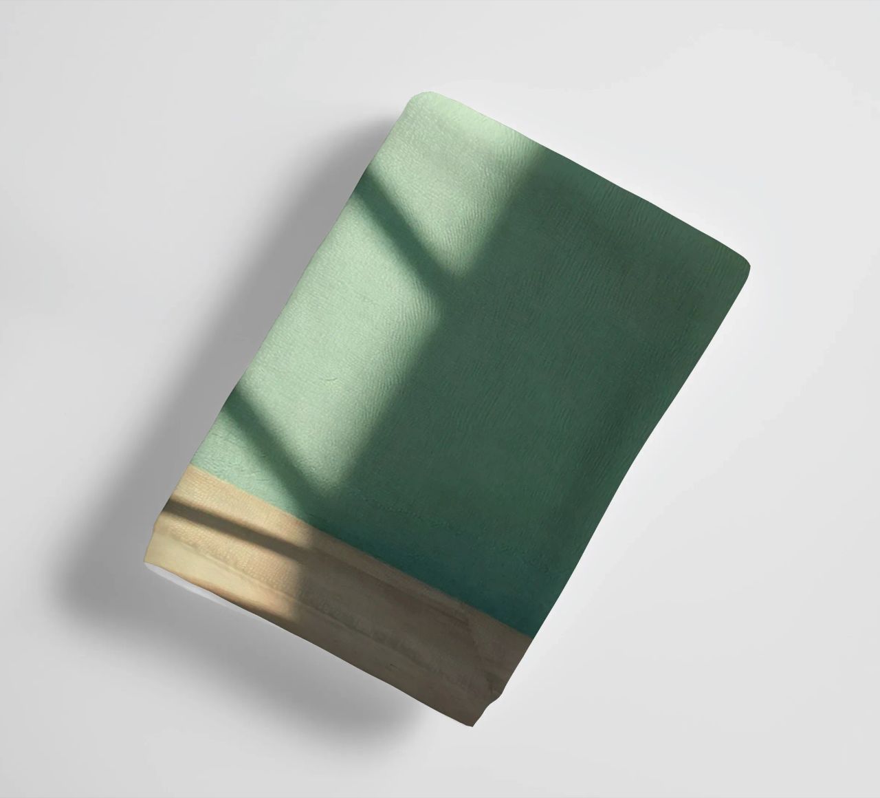 Gioco di luci e ombre su una parete colorata in una stanza illuminata dal sole. asciugamano da bagno da DesignDoodle