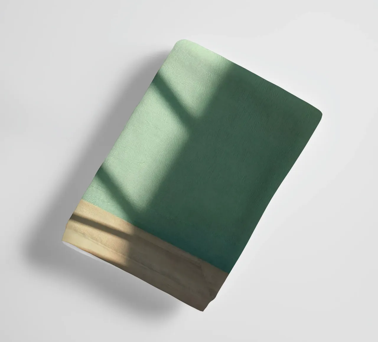 Gioco di luci e ombre su una parete colorata in una stanza illuminata dal sole. asciugamano da bagno da DesignDoodle