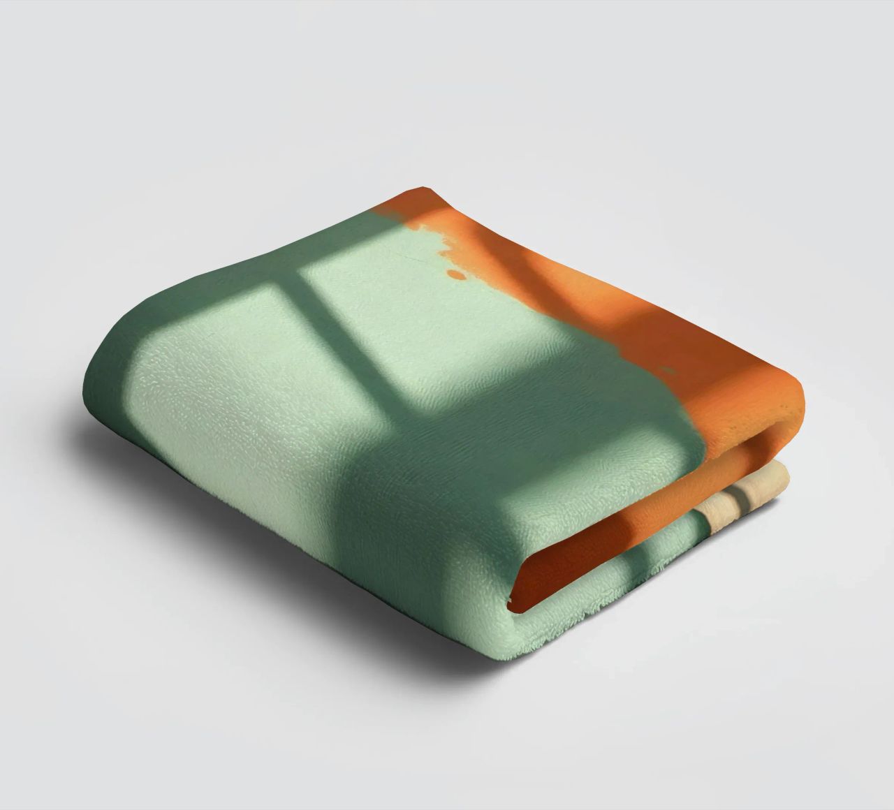 Gioco di luci e ombre su una parete colorata in una stanza illuminata dal sole. asciugamano da bagno da DesignDoodle