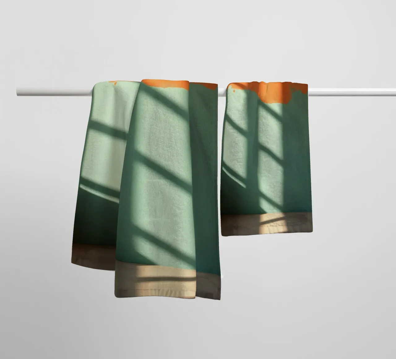 Gioco di luci e ombre su una parete colorata in una stanza illuminata dal sole. asciugamano da bagno da DesignDoodle