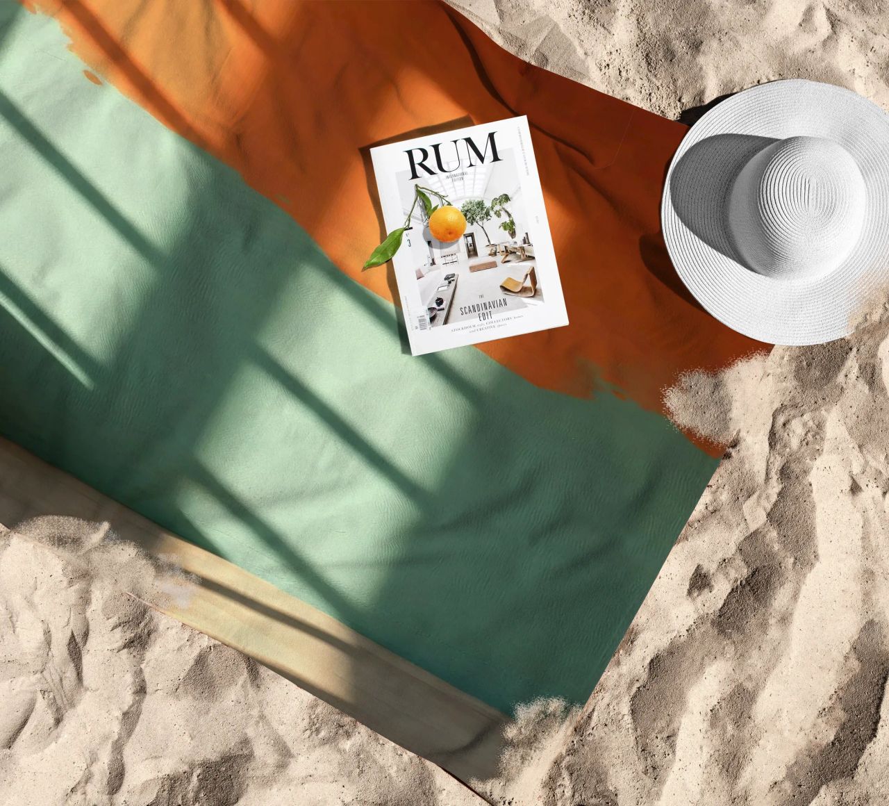 Gioco di luci e ombre su una parete colorata in una stanza illuminata dal sole. telo mare da DesignDoodle