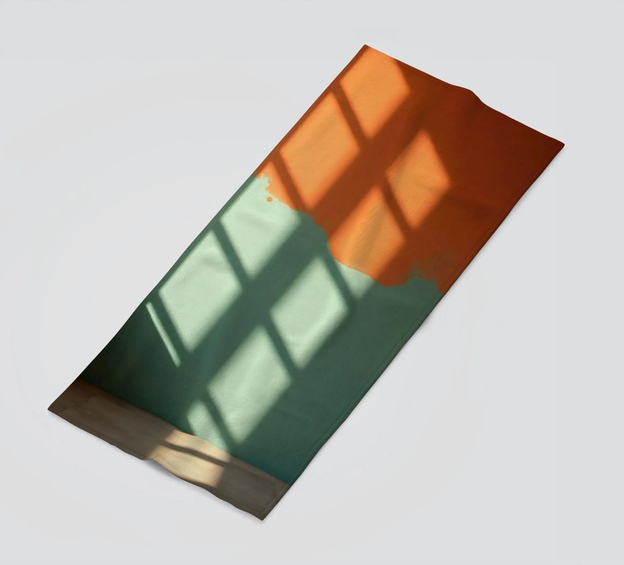 Gioco di luci e ombre su una parete colorata in una stanza illuminata dal sole. telo mare da DesignDoodle