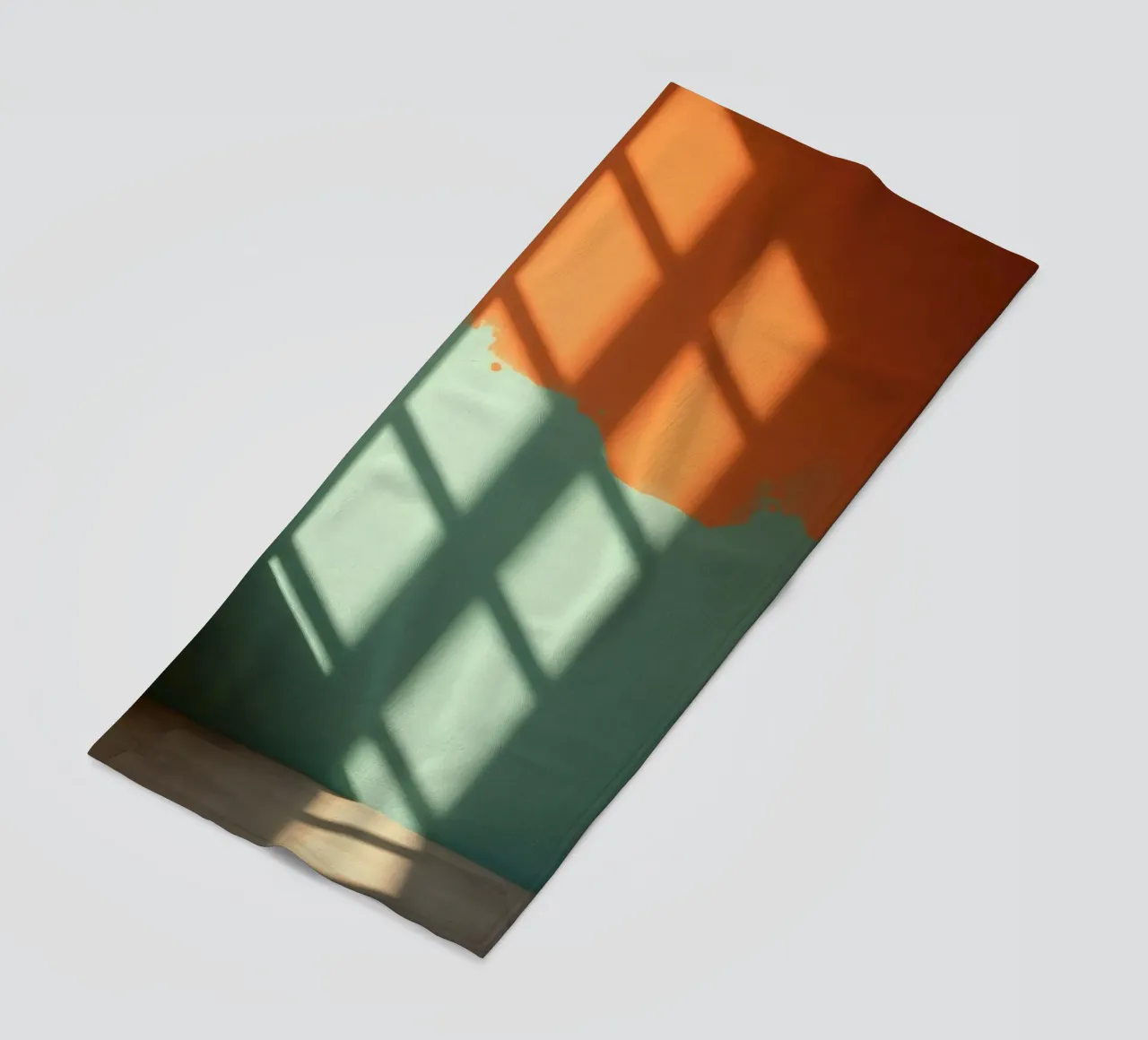 Gioco di luci e ombre su una parete colorata in una stanza illuminata dal sole. telo mare da DesignDoodle