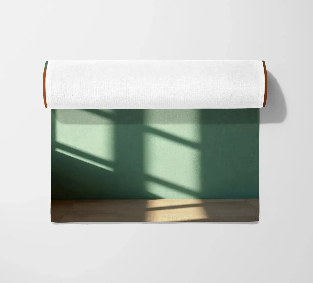 Gioco di luci e ombre su una parete colorata in una stanza illuminata dal sole. telo mare da DesignDoodle