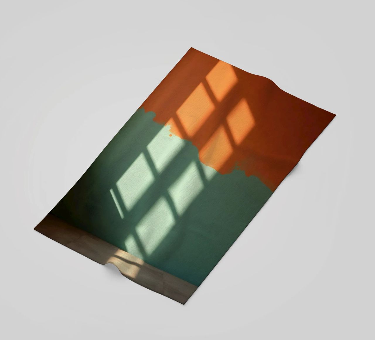 Gioco di luci e ombre su una parete colorata in una stanza illuminata dal sole. telo mare da DesignDoodle