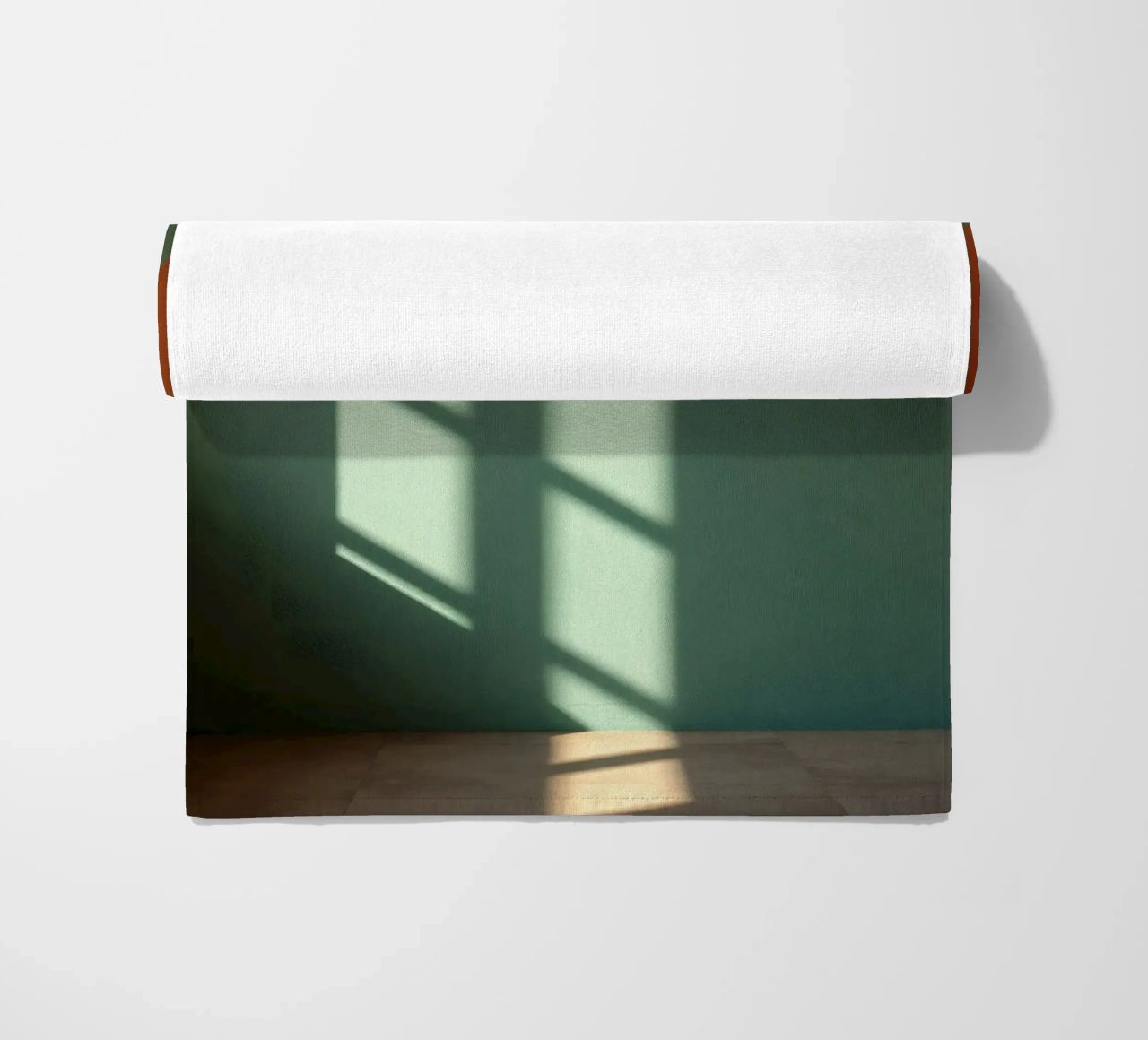 Gioco di luci e ombre su una parete colorata in una stanza illuminata dal sole. telo mare da DesignDoodle