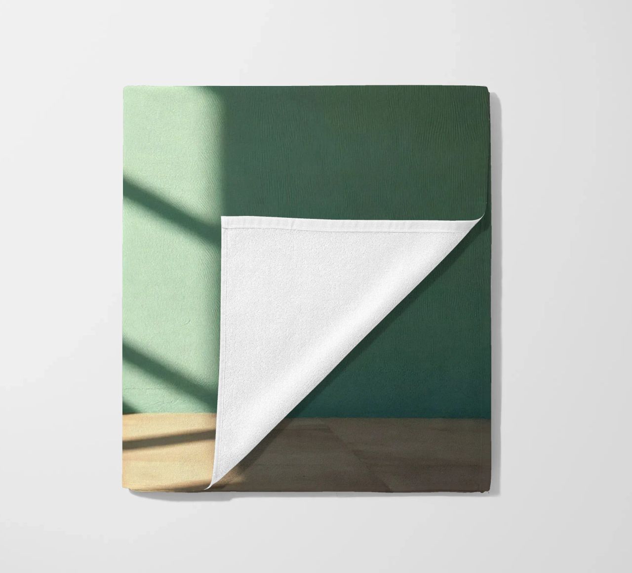 Gioco di luci e ombre su una parete colorata in una stanza illuminata dal sole. telo mare da DesignDoodle