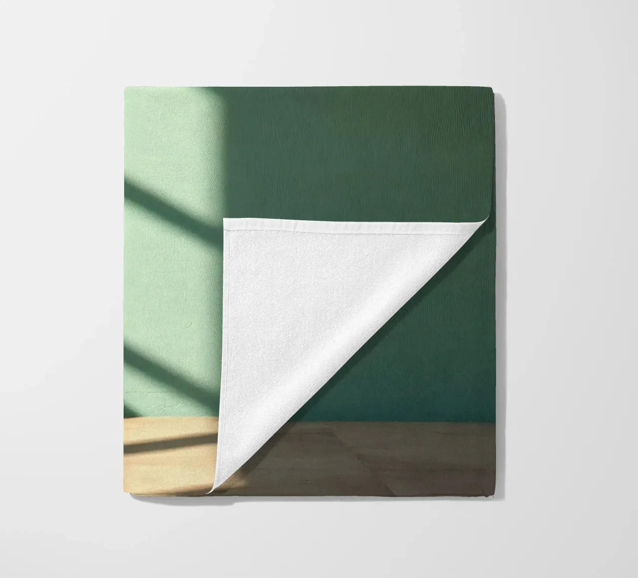 Gioco di luci e ombre su una parete colorata in una stanza illuminata dal sole. telo mare da DesignDoodle